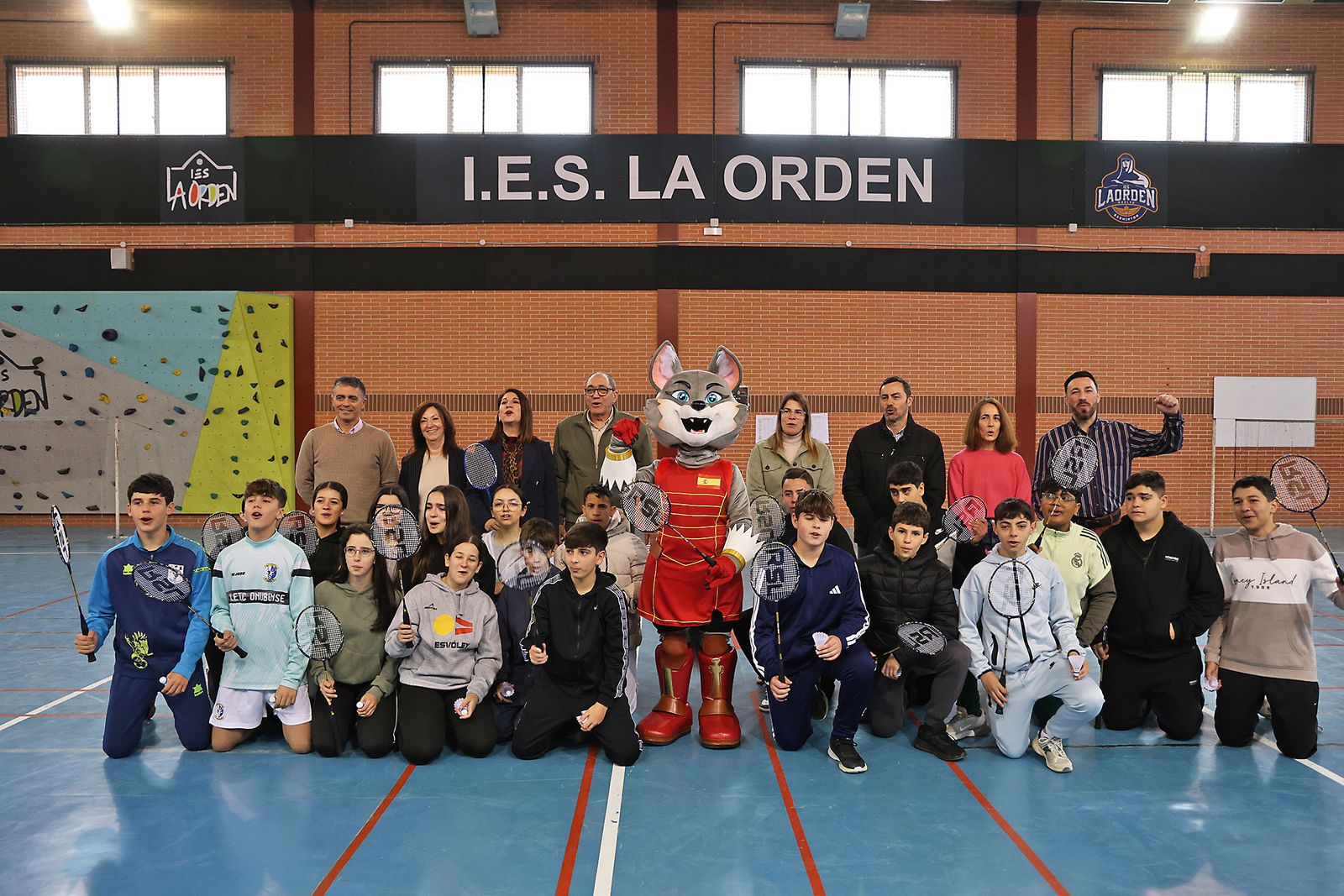 Exhibición práctica con alumnos y alumnas para promocionar el Campeonato de Europa de Bádminton en Huelva