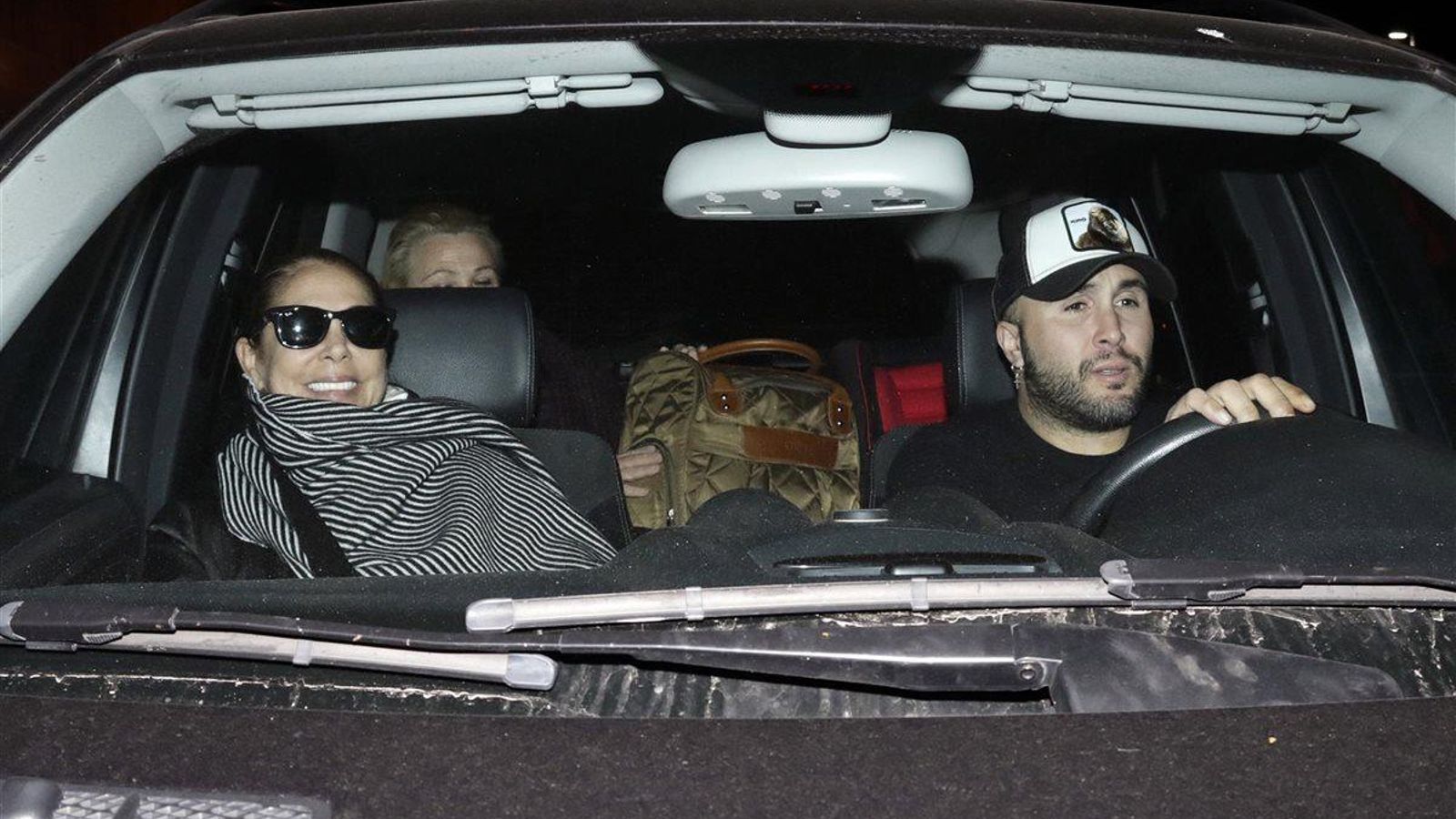 Isabel con Kiko Rivera, en el coche de la discordia cuando aún reinaba la paz.