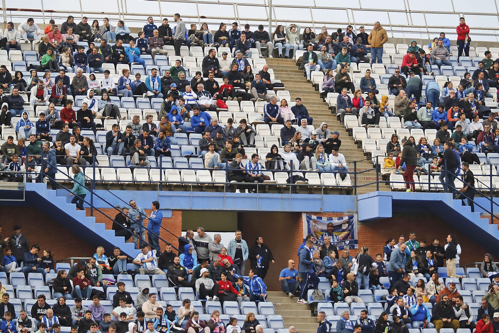 Imágenes del ambiente en el Recreativo de Huelva - San Fernando