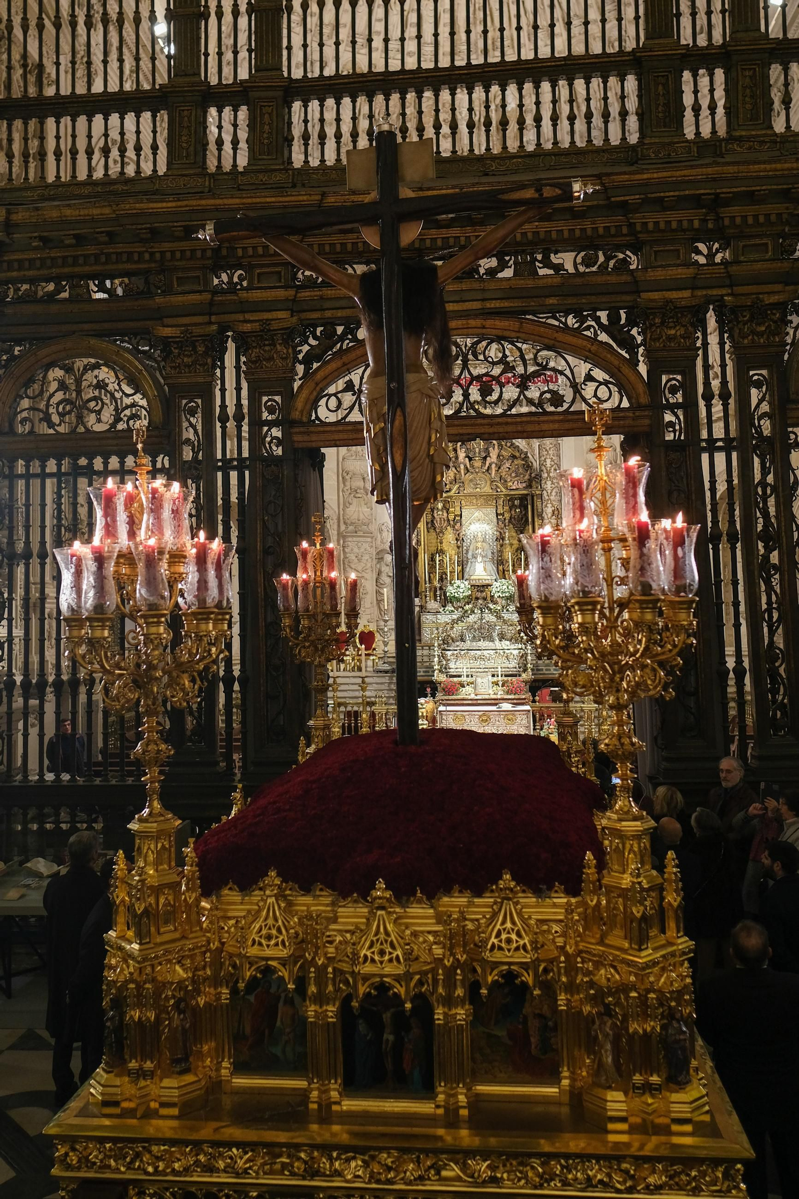 Imágenes de la procesión extraordinaria de regreso del Cristo de San Agustín a San Roque