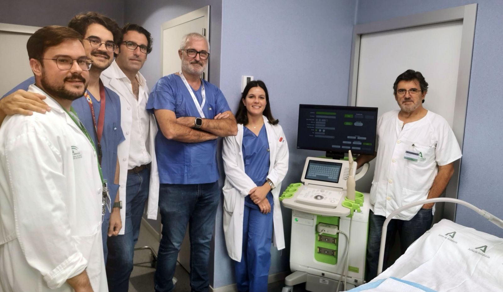 Urólogos que están manejando la nueva tecnología junto al jefe del servicio de Urología y la enfermera de la Unidad de Próstata.