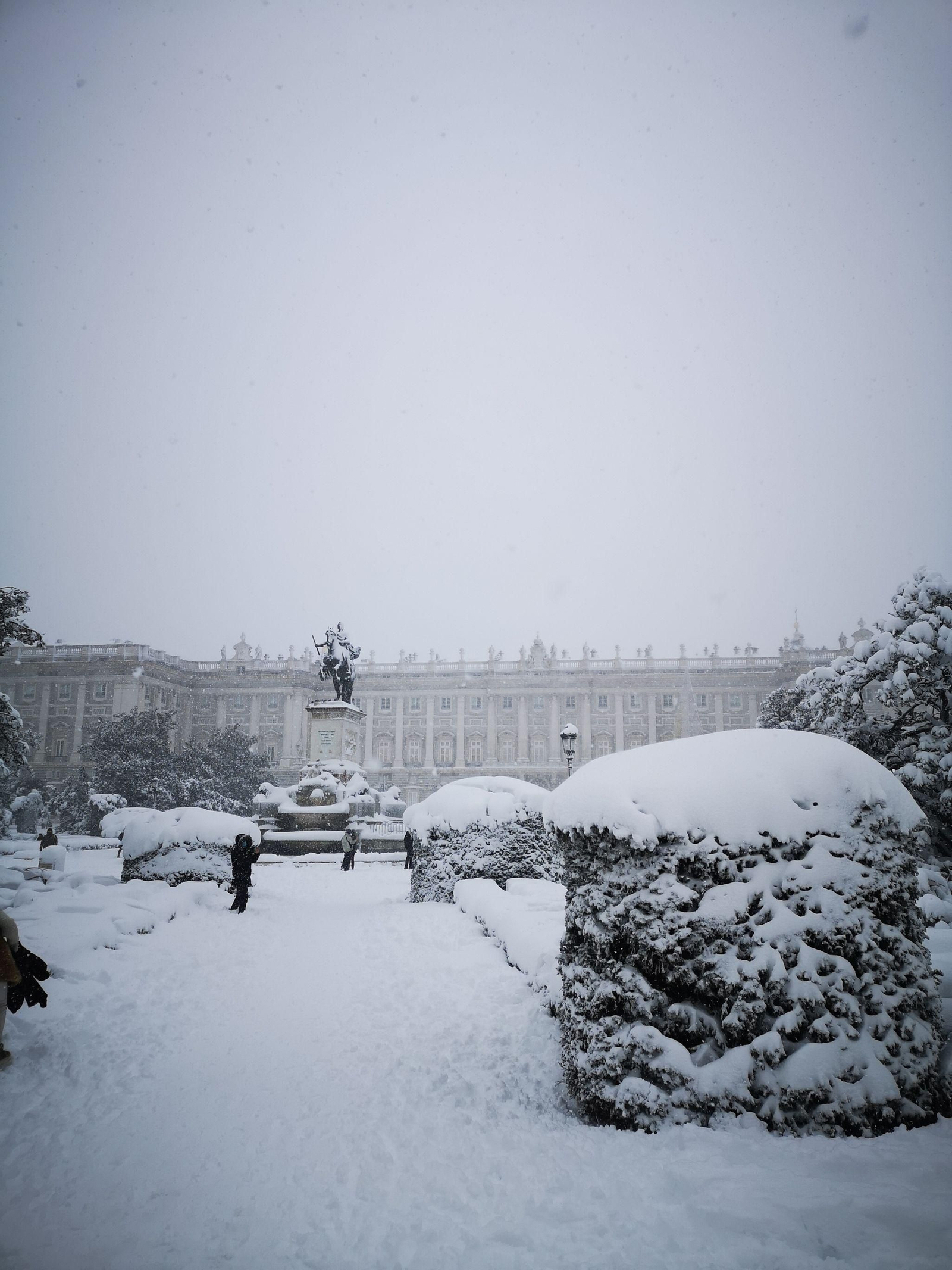 El segundo día del temporal 'Filomena' en imágenes: más nieve y caos