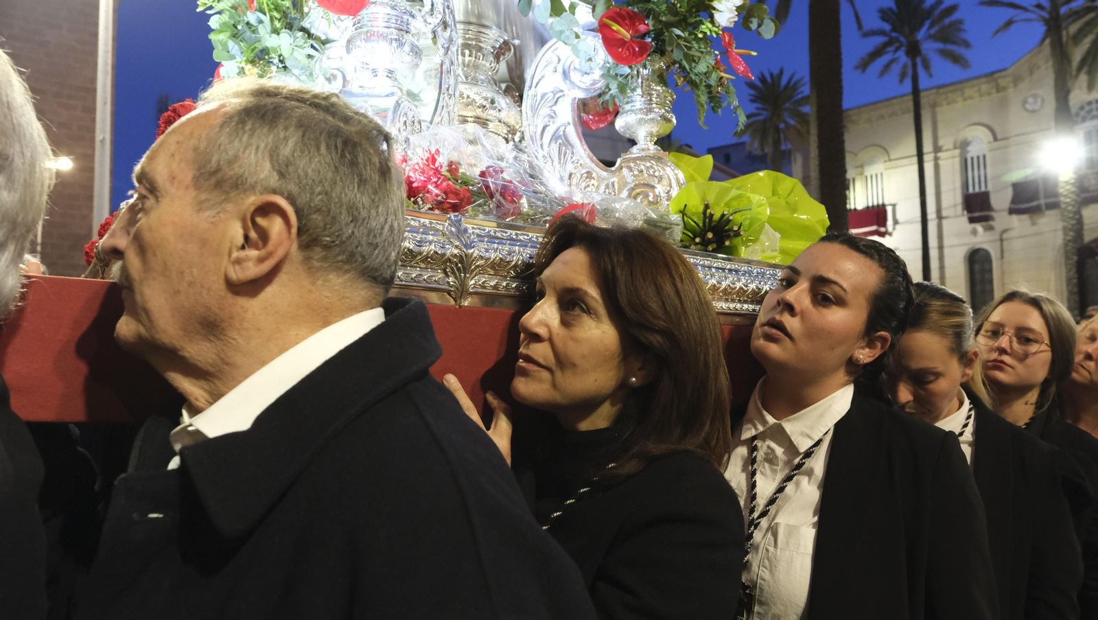 Procesión del Vía Crucis-Cristo de la Escucha en Almería, en imágenes