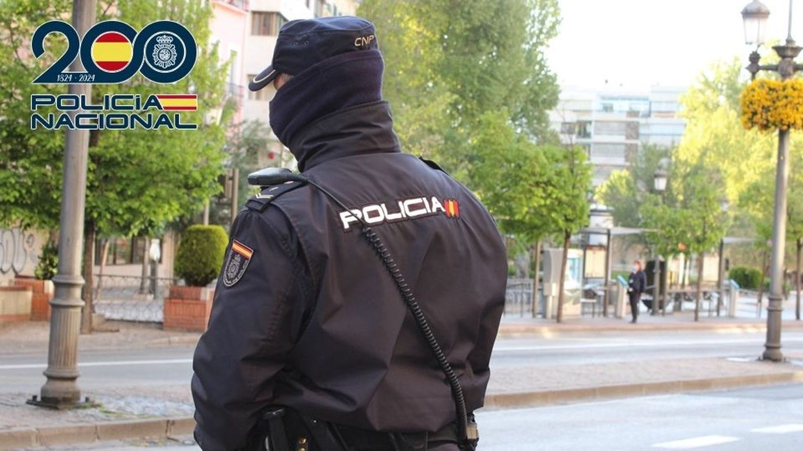 Un agente de la Policía Nacional en el centro de Granada