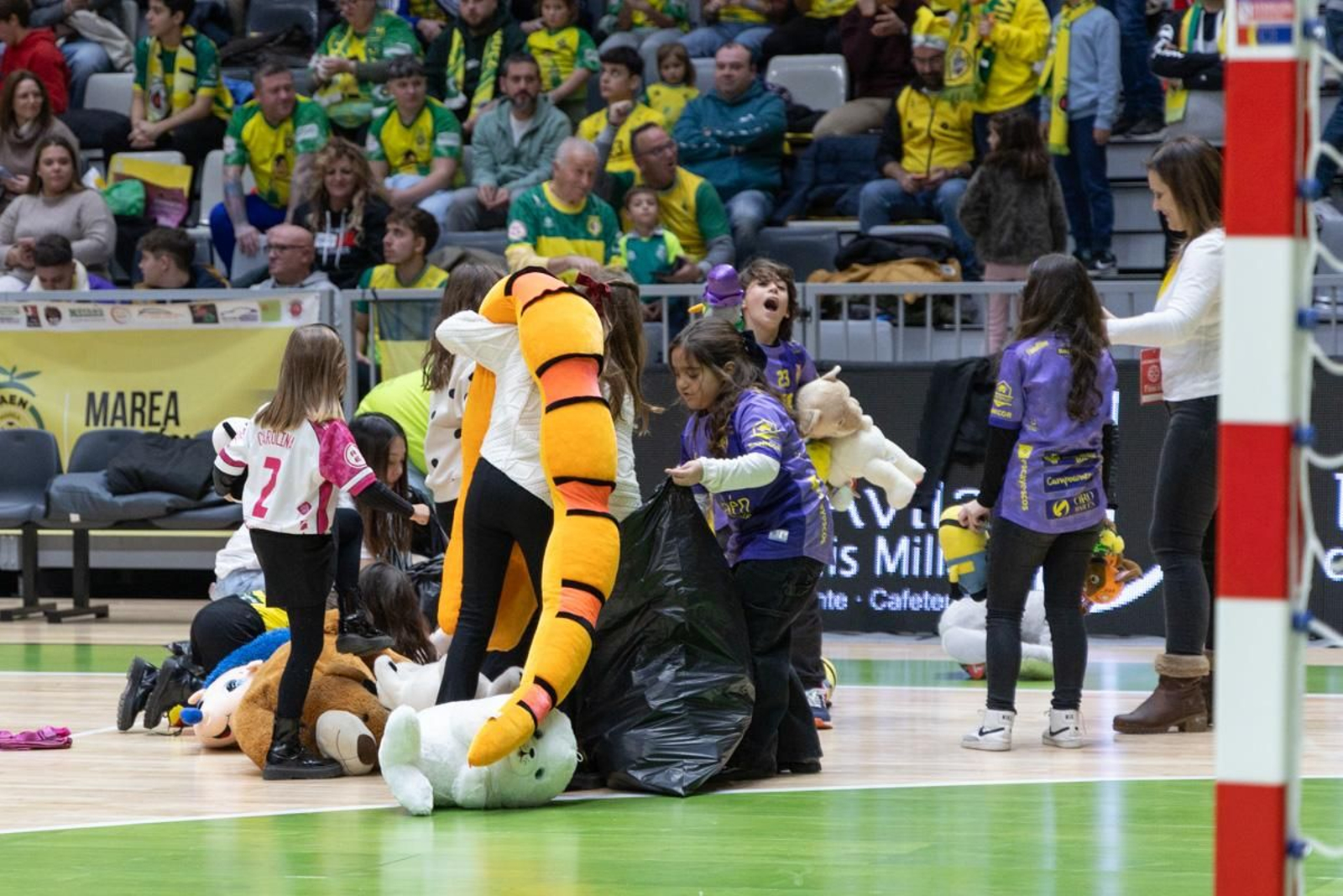 La fiesta amarilla en la goleada del Jaén FS al Barça, en imágenes