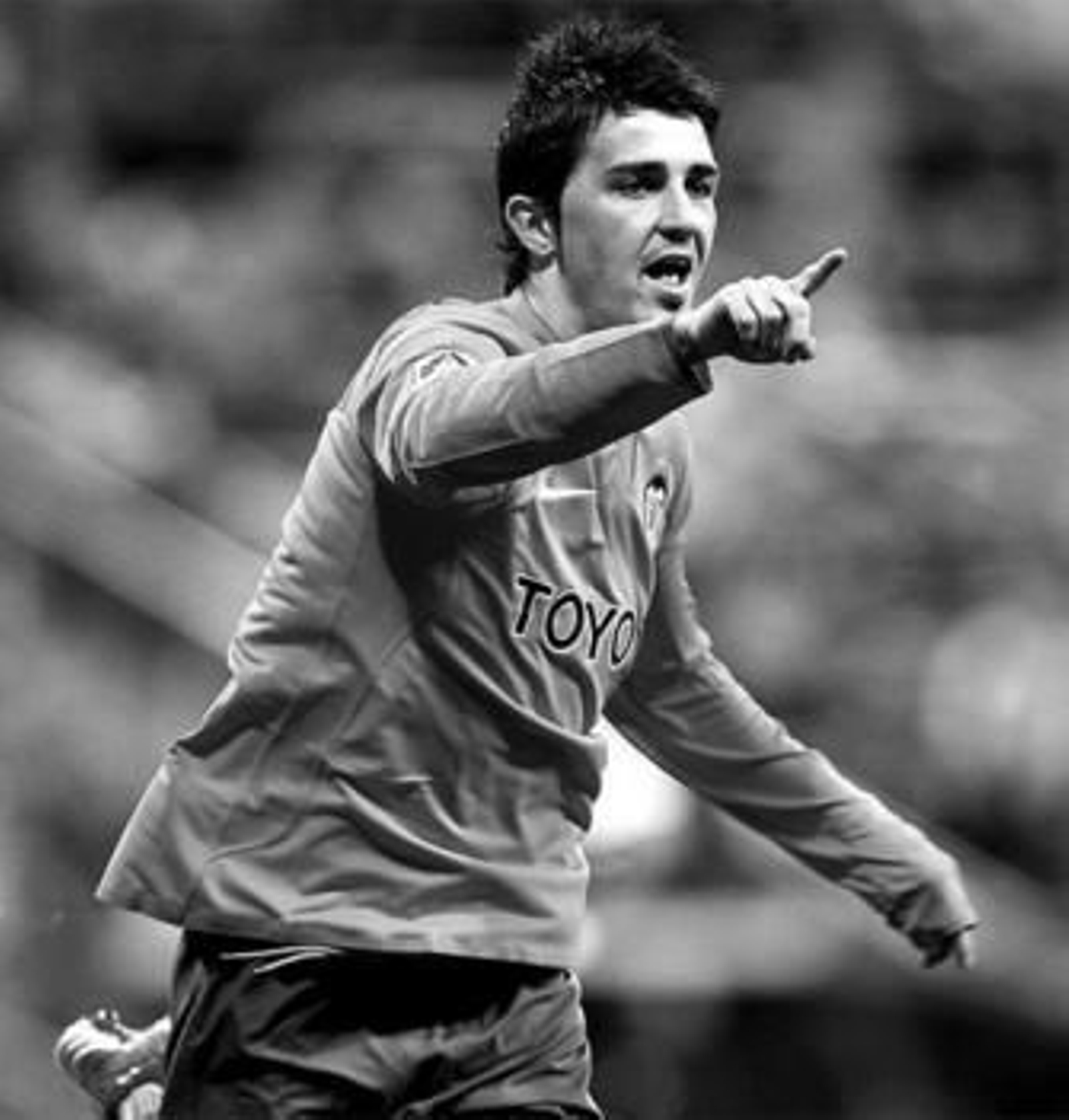 El Guaje Villa celebra un gol con la camiseta naranja del Valencia.