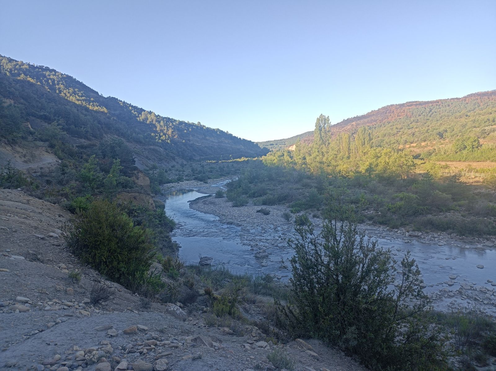Seguimos el río muy de cerca, por las laderas próximas o por la propia orilla.