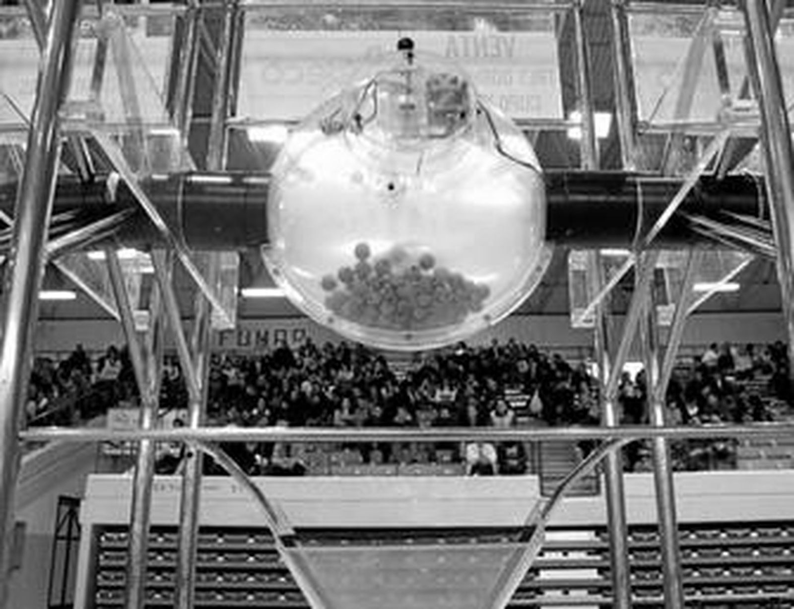 Imagen de archivo de un sorteo de viviendas protegidas en el pabellón Ciudad de Algeciras.