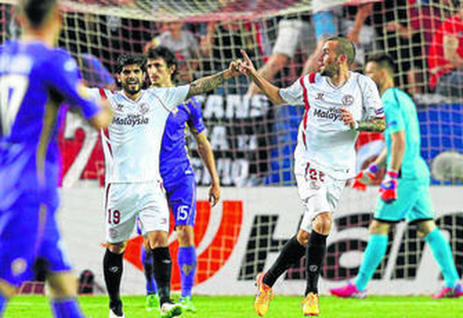 Aleix Vidal (derecha) celebra el primer gol del Sevilla en el partido de la Liga Europa del jueves ante la Fiorentina.