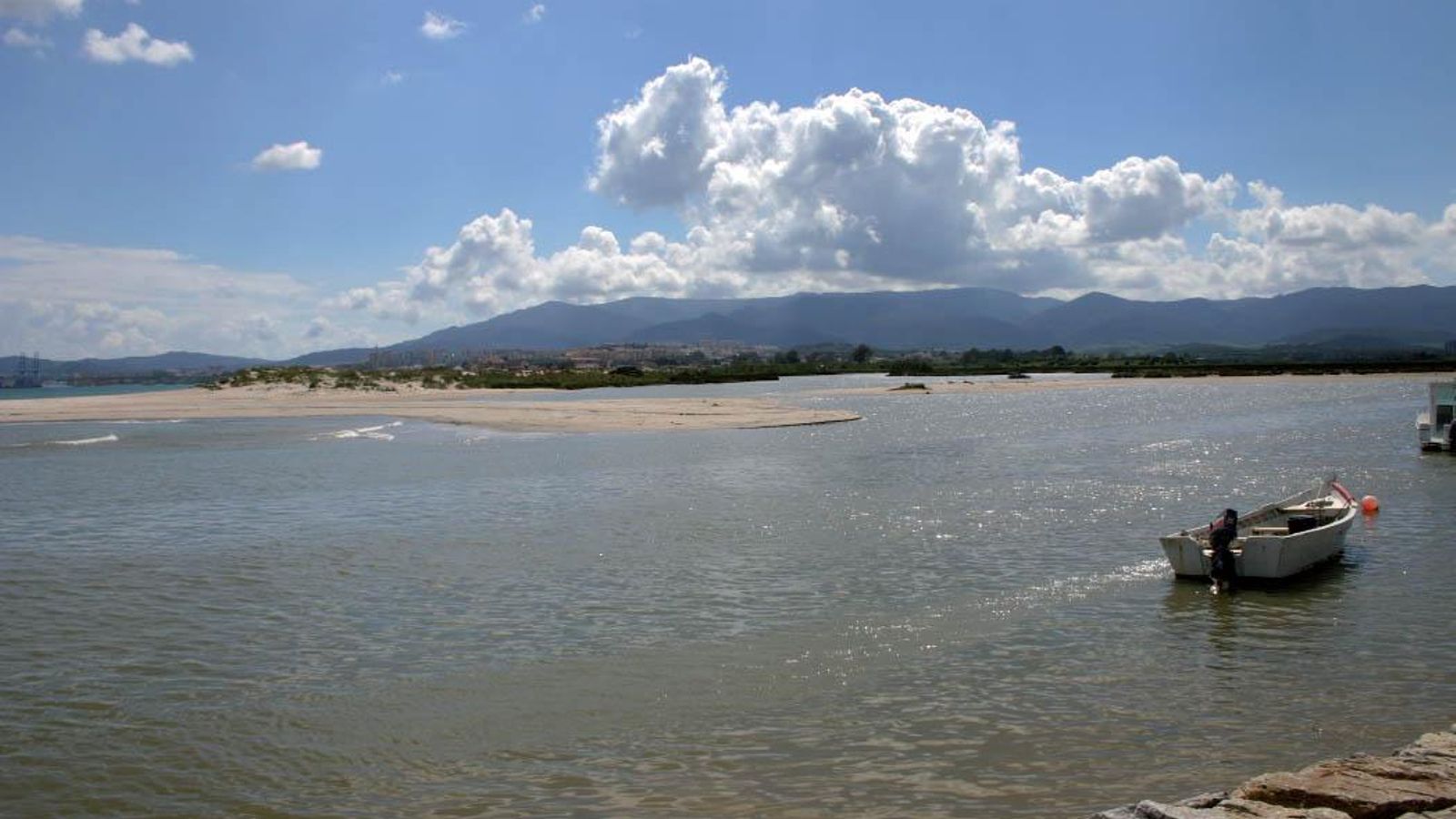 Desembocadura del río Palmones donde hubo en el siglo XVIII un embarcadero para la carga de madera y carbón vegetal con destino a Cádiz y a otros puertos. Desembocadura del río Palmones donde hubo en el siglo XVIII un embarcadero para la carga de madera y carbón vegetal con destino a Cádiz y a otros puertos.