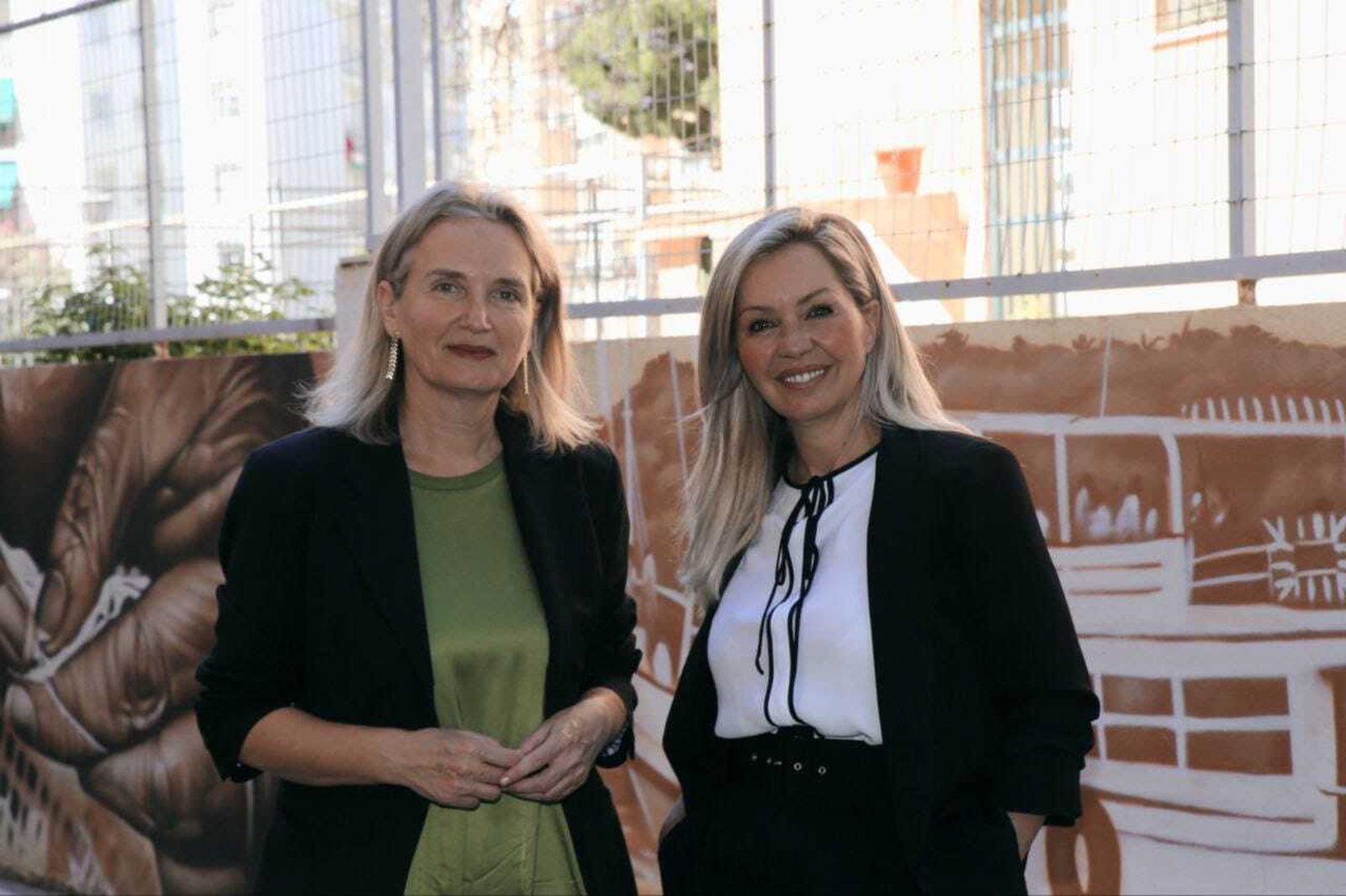Lola Campos (izq.), junto a Desconsuelo Ramírez, presidenta de la asociación de vecinos de El Manantial.
