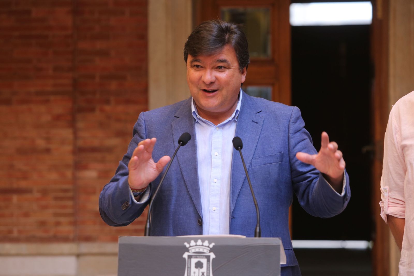 El alcalde de Huelva, Gabriel Cruz, durante la presentación del cartel de las Colombinas del año pasado.