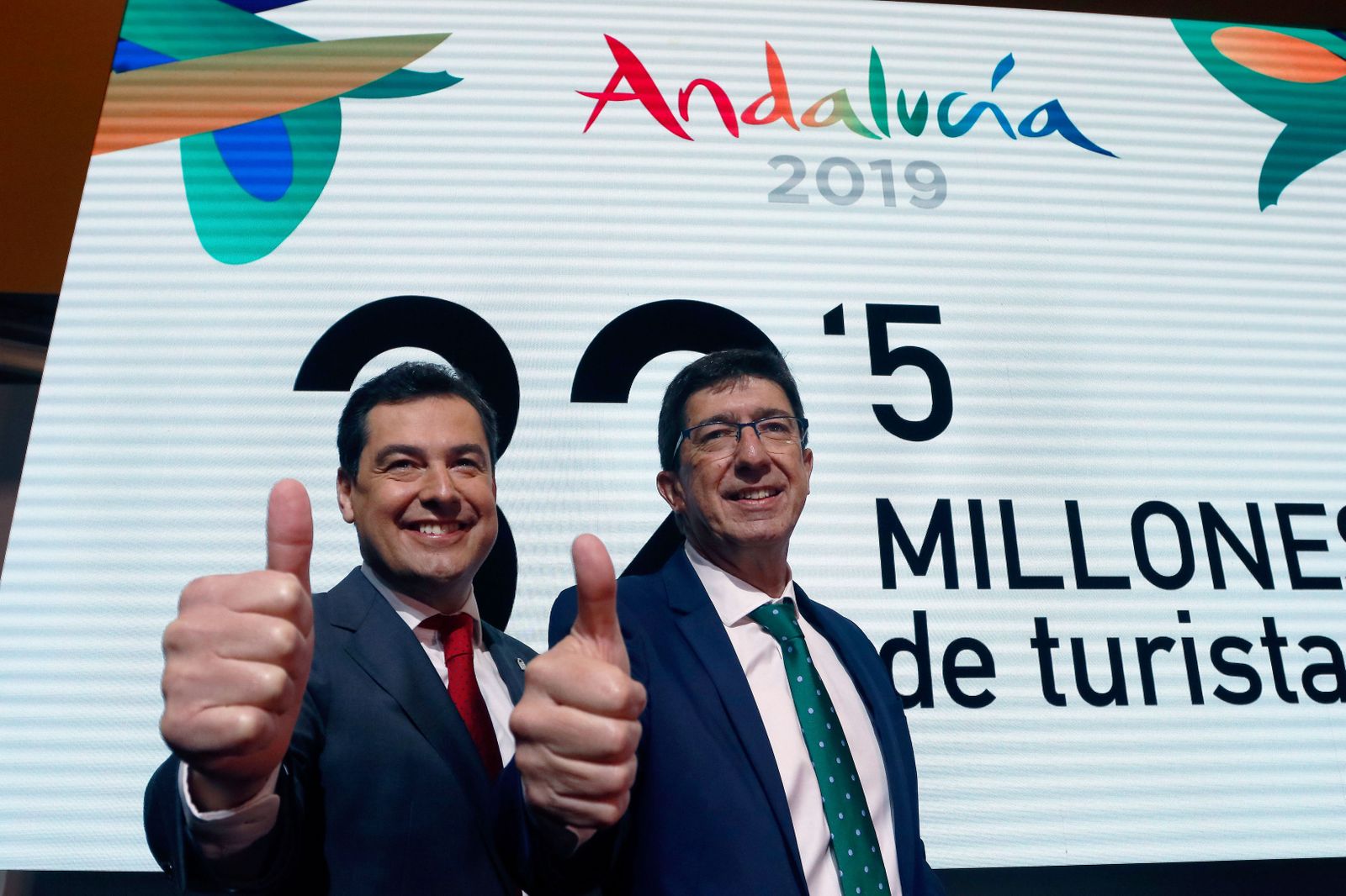 El presidente de la Junta  de Andalucía, Juanma Moreno , junto al vicepresidente, Juan Marín, en Fitur en 2019.