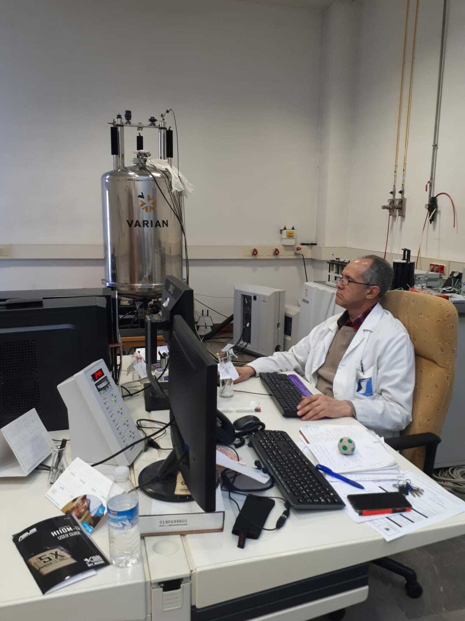 El doctor Ali Haidour, en su despacho del Centro de Instrumentación Científica.