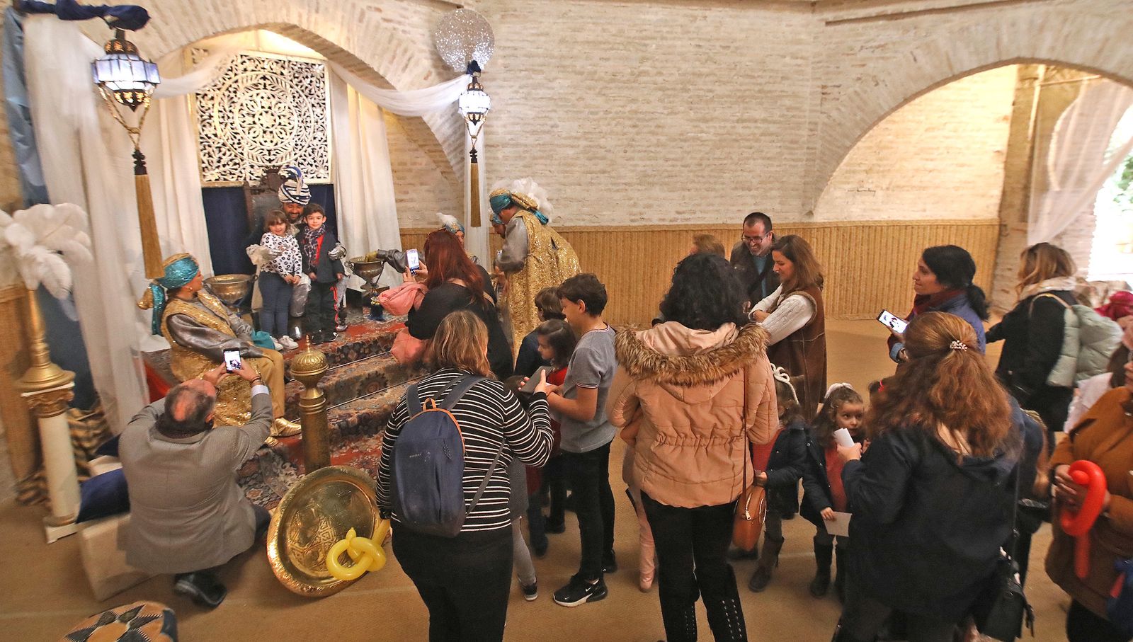 El Gran Visir recibe a los niños de Jerez en el Alcázar