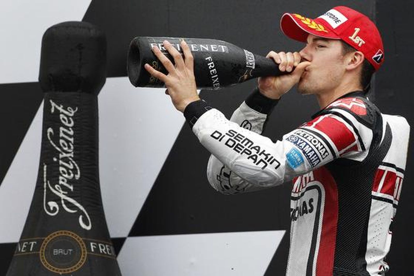 Ben Spies celebra su victoria en el Gran Premio de Holanda de MotoGP.

Foto: Reuters