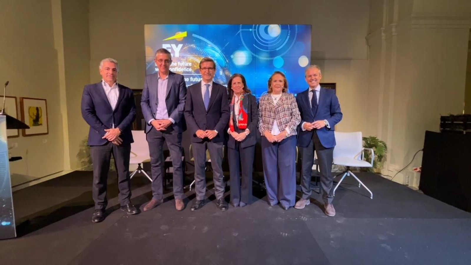 Foto de familia del ciclo de sesiones 'Looking at the Future' sobre la industria andaluza.