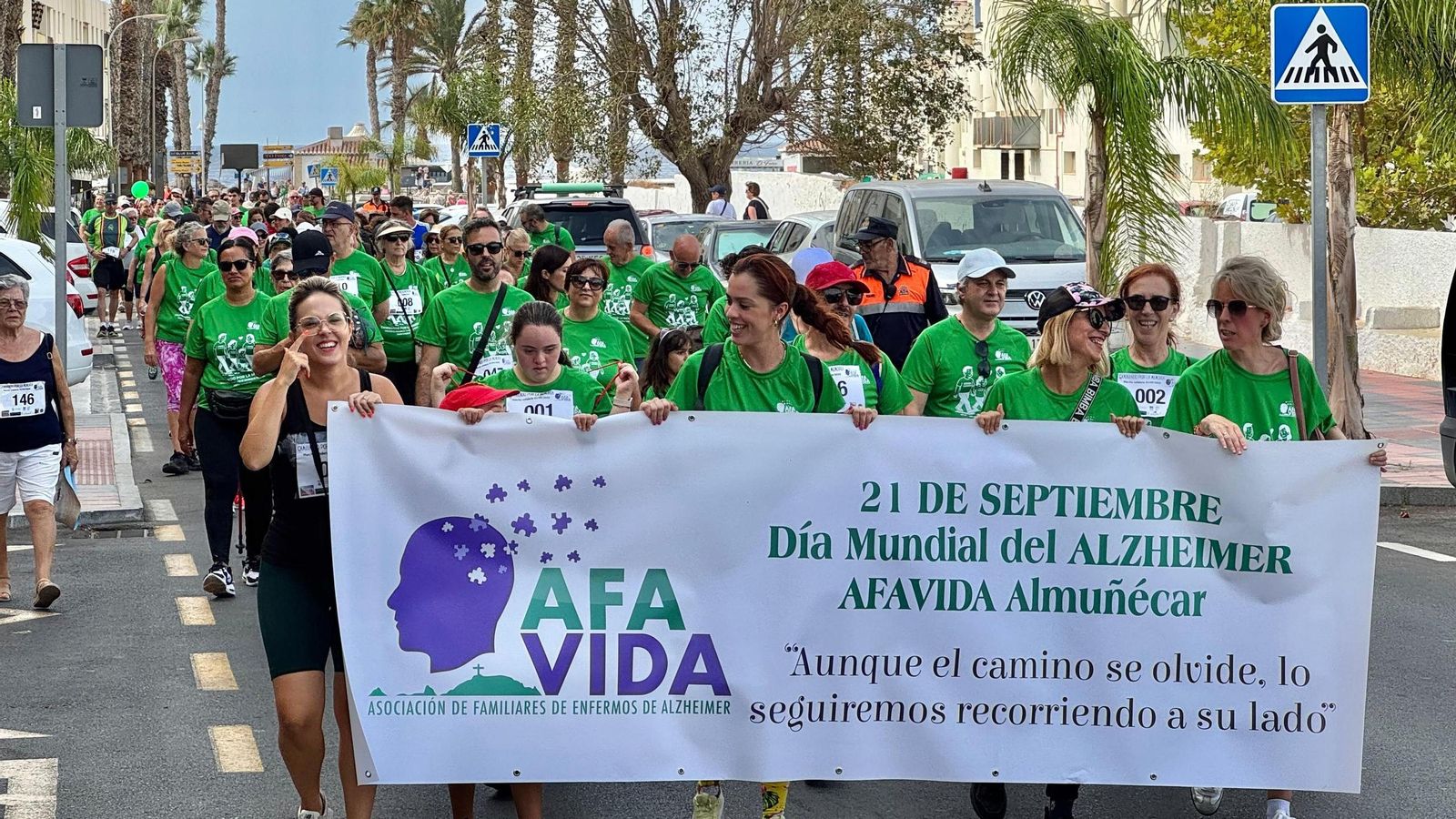 300 personas participan en la marcha solidaria “Caminando por la Memoria” en Almuñécar