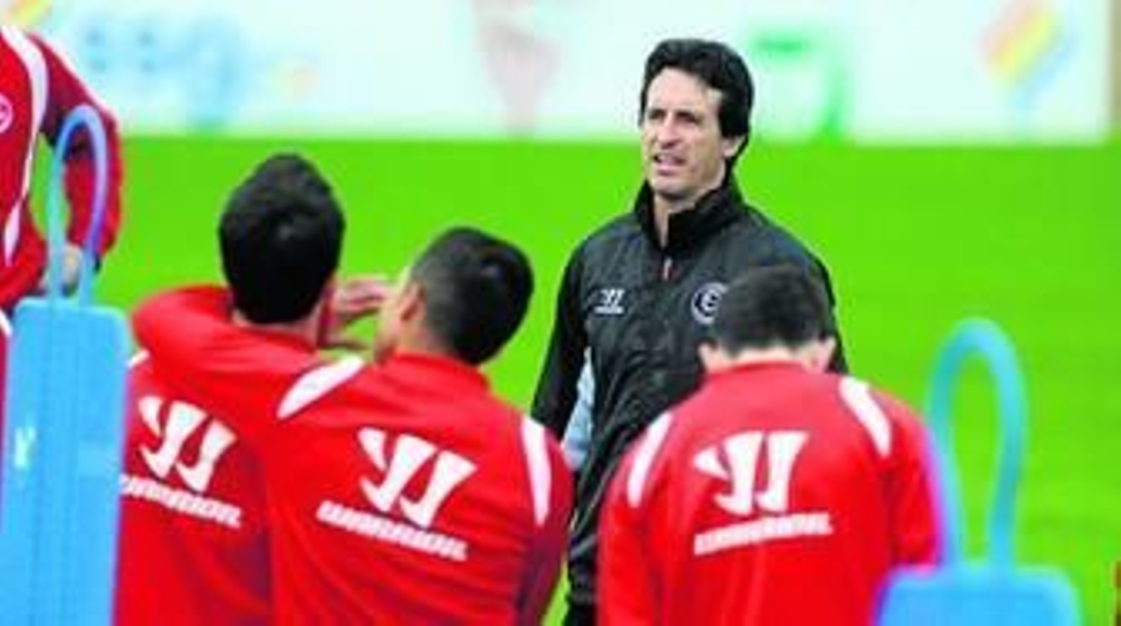 Unai Emery da instrucciones a un grupo de jugadores en la ciudad deportiva del Sevilla.