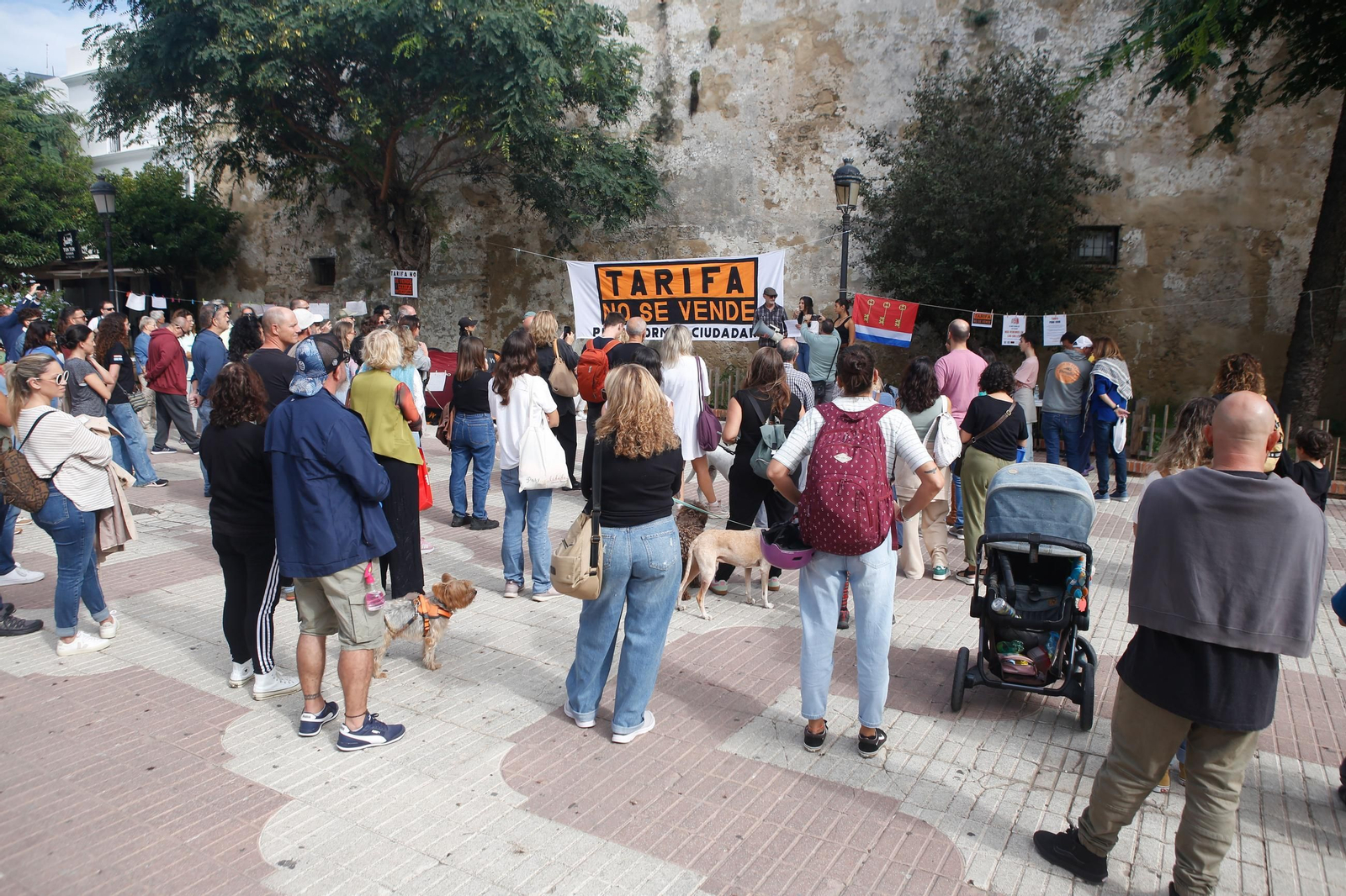 La manifestación por el derecho a una vivienda digna en Tarifa, en imágenes