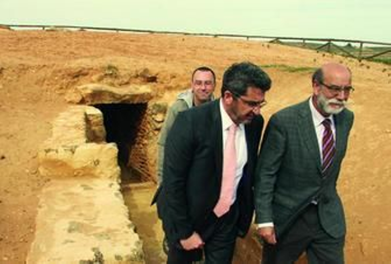 El alcalde y el delegado de Cultura de la Junta, ayer, en la visita al dolmen del Vaquero.