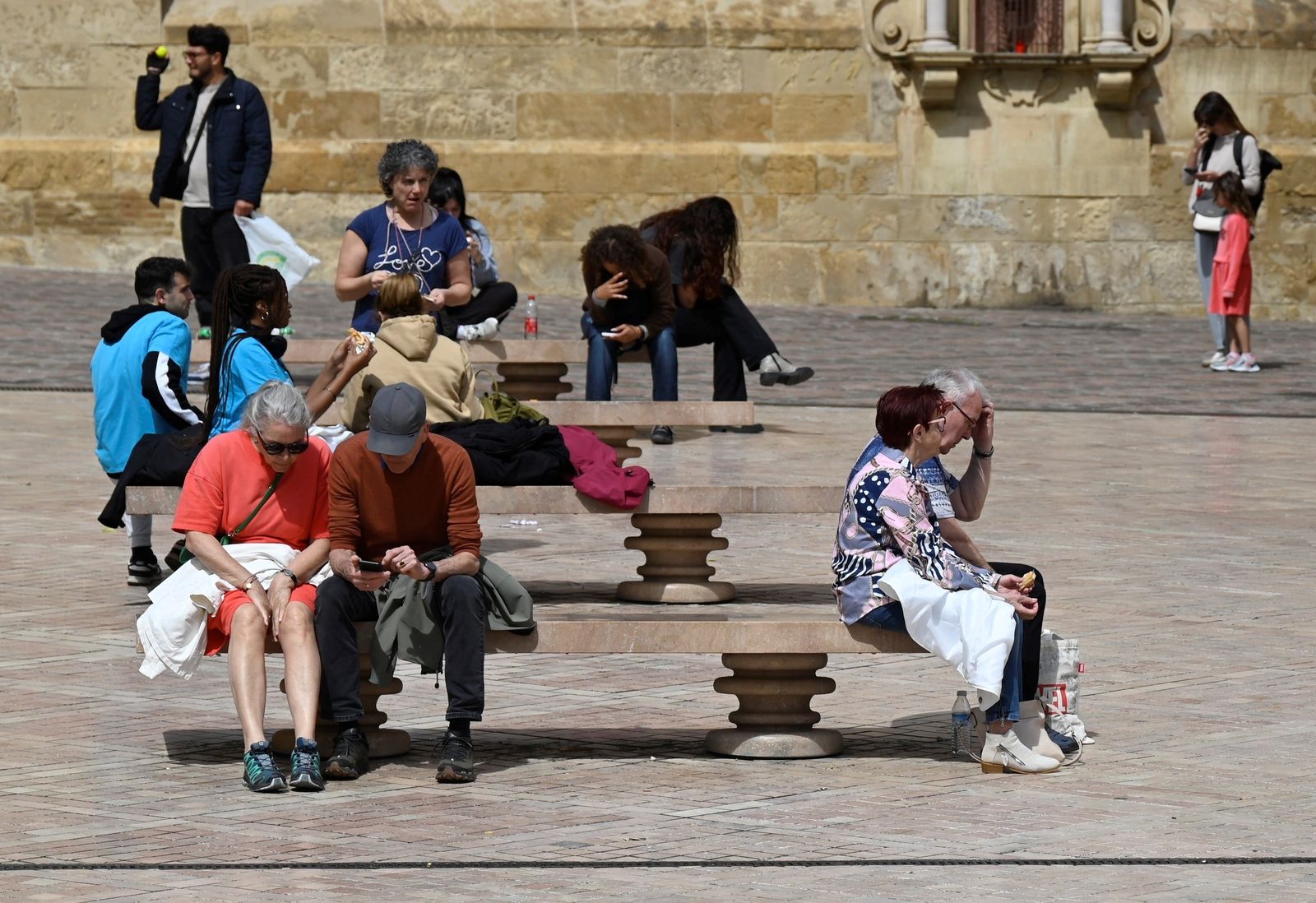 Los cordobeses aprovechan la tregua entre tormentas para salir a la calle, en imágenes