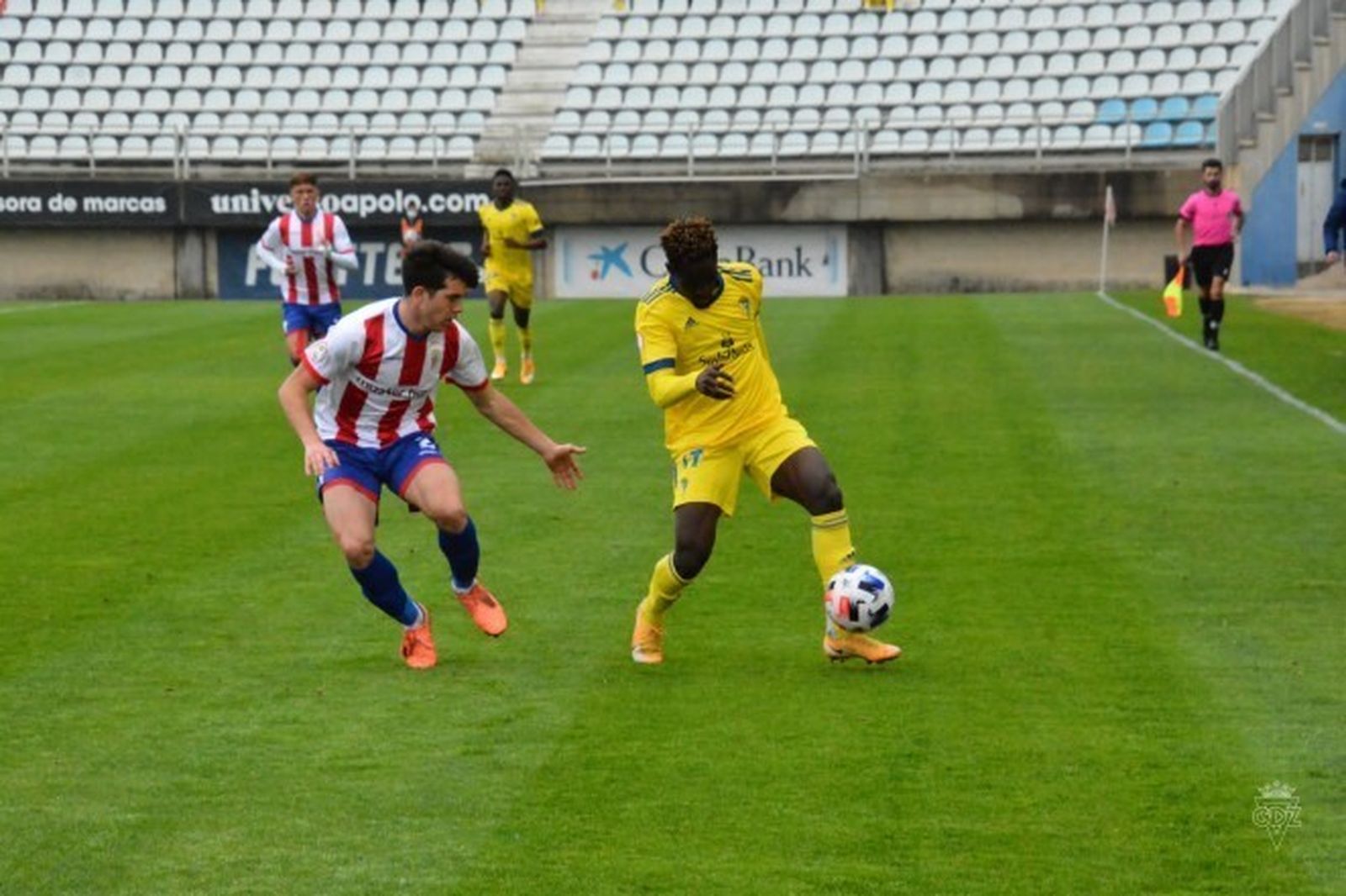 Mady Diarra con el balón en un partido.