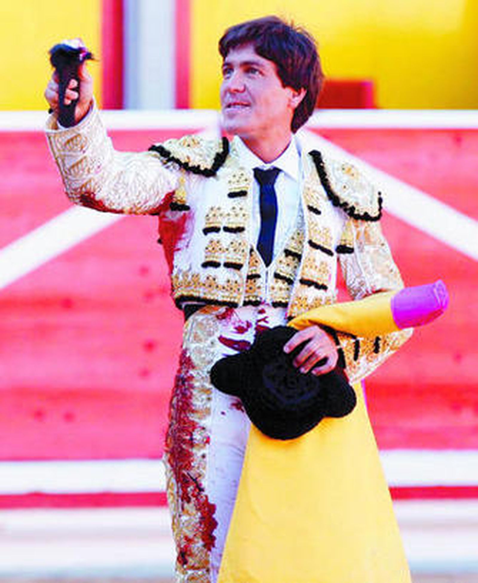 Antonio Barrera pasea el único trofeo del festejo.