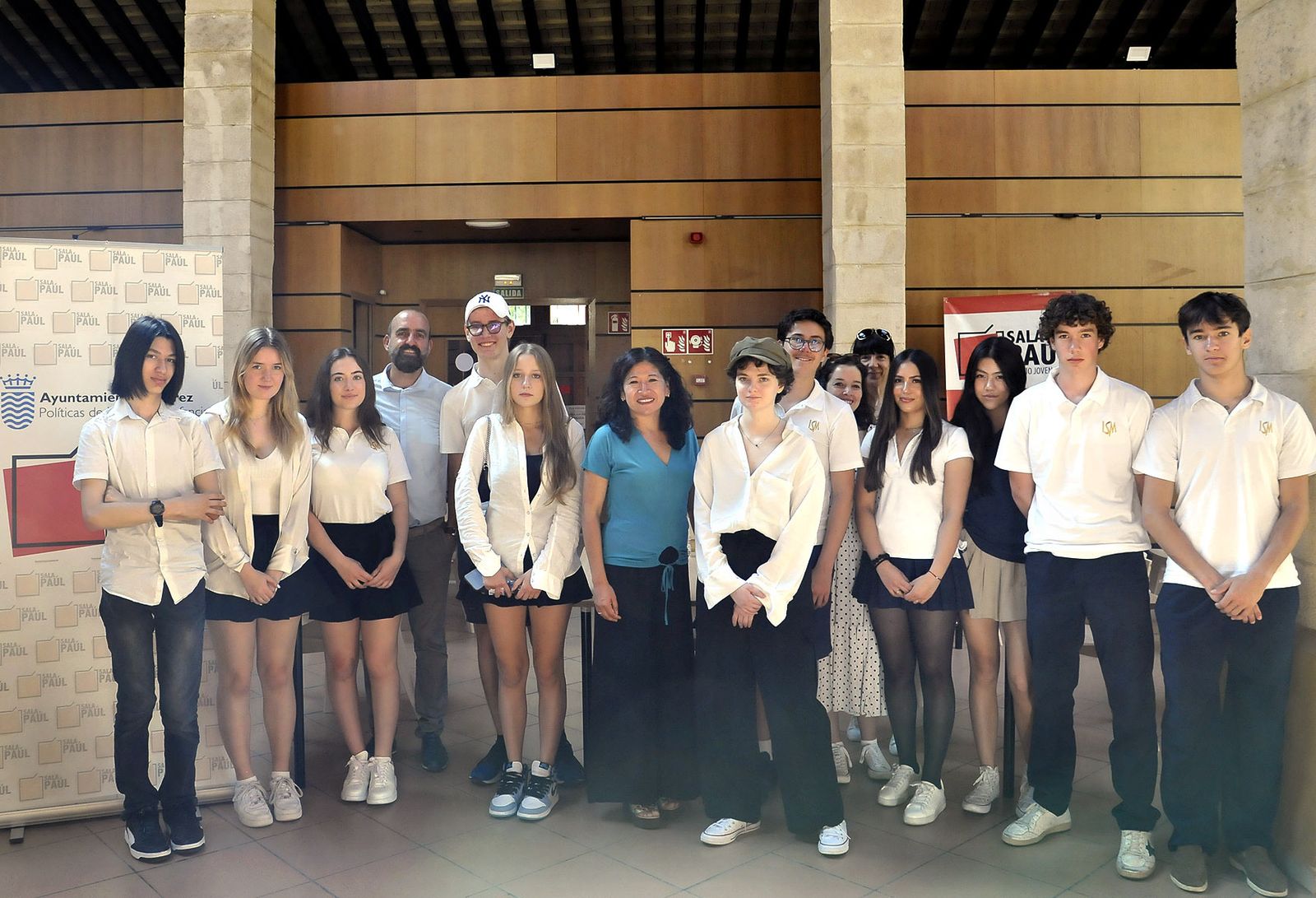 El grupo de alumnos del International School de Mónaco, durante su visita a la sala Paúl.