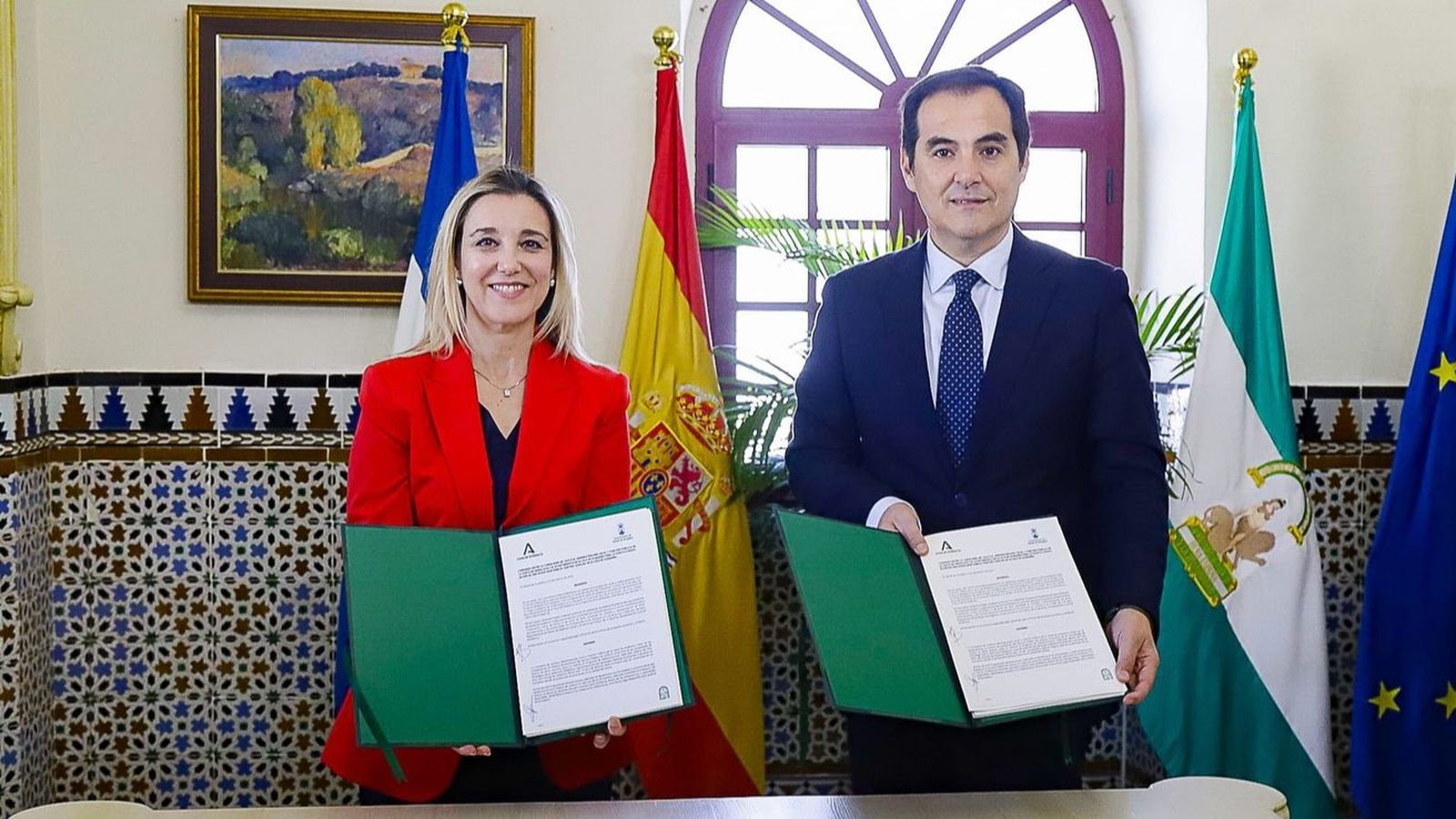 La alcaldesa de Alcalá y el consejero de Justicia, tras la firma del convenio.