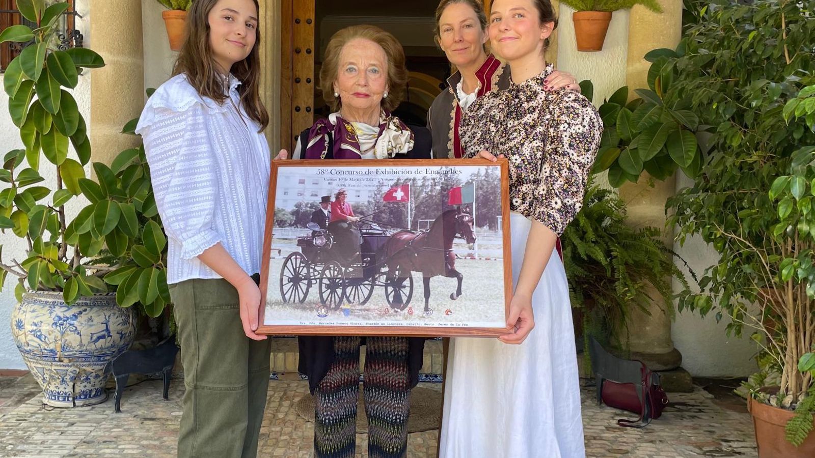 Maribel Domecq Ybarra, con su sobrina Sol Bohórquez Domecq y las hijas de Sol, Mercedes y Sofía, sosteniendo el cartel dedicado a Mercedes Domecq Ybarra.
