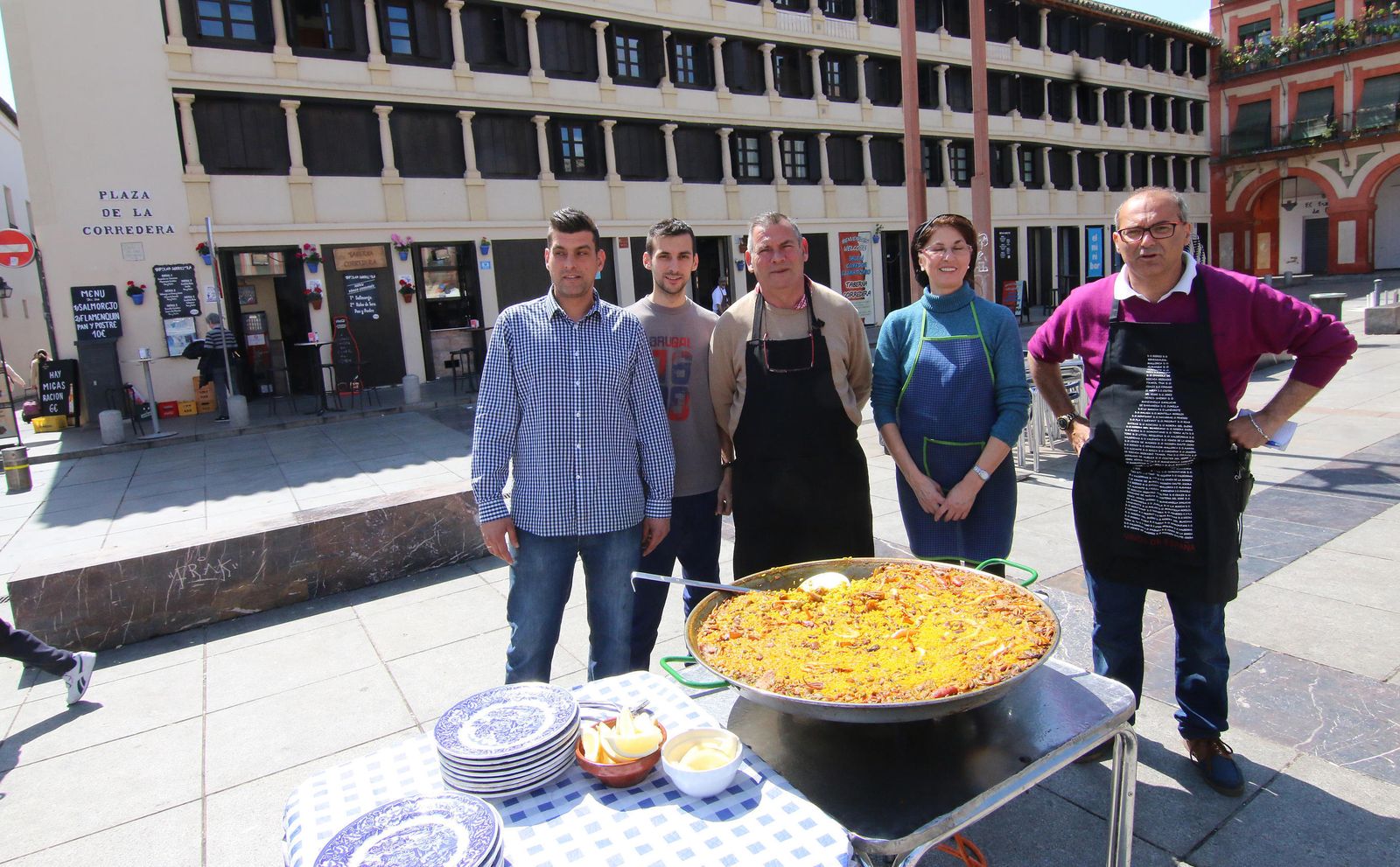 La familia Urbano Caparrós, junto a una de sus tradicionales paellas.