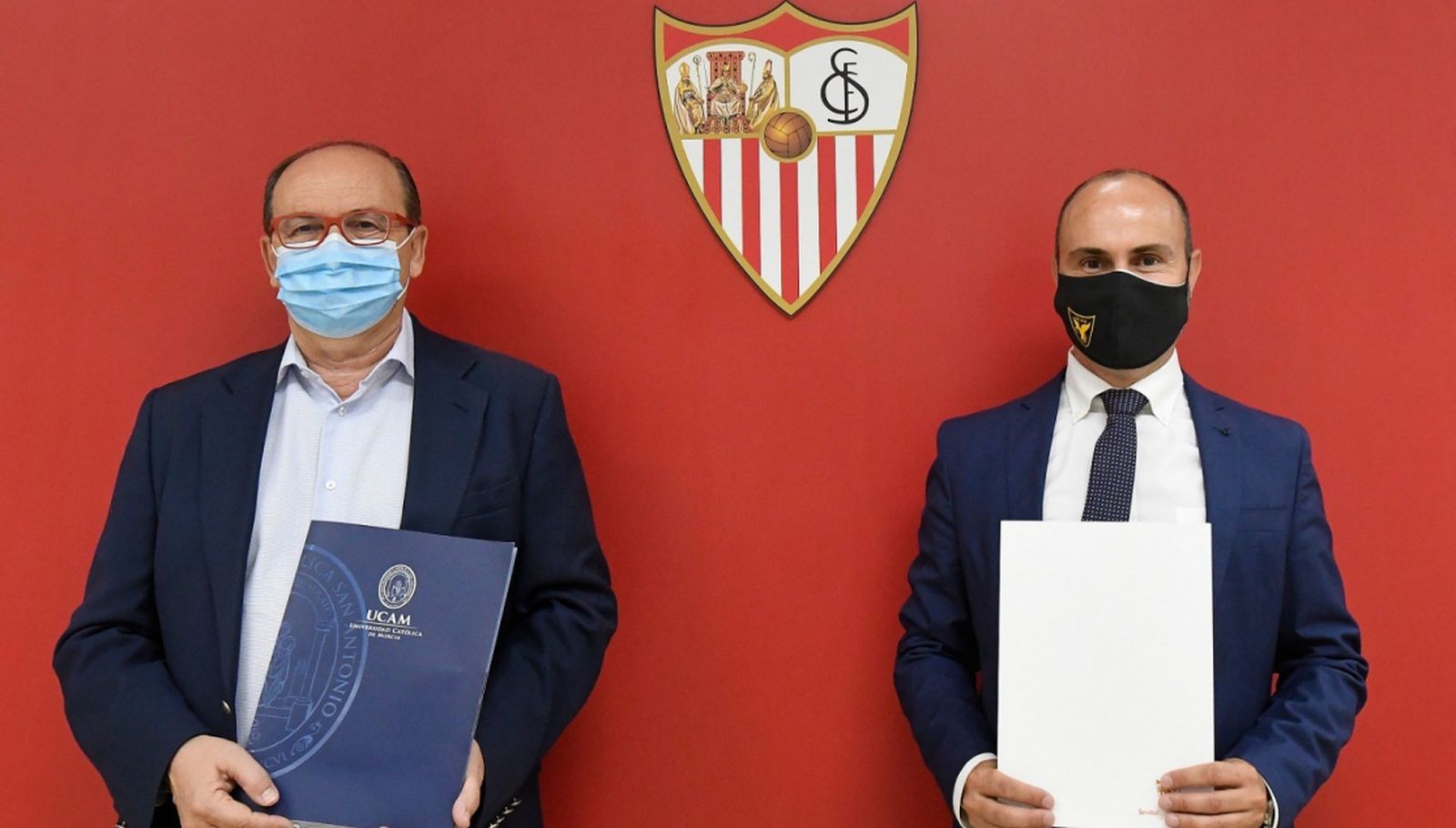 Acuerdo con la UCAM escenificado por José Castro y Pedro Emilio Alcaraz.