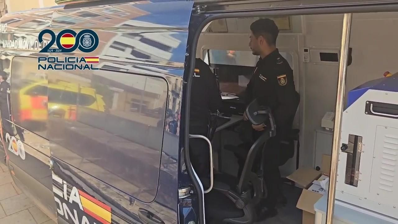 Una unidad móvil de la Policía Nacional para renovar el DNI y el pasaporte.