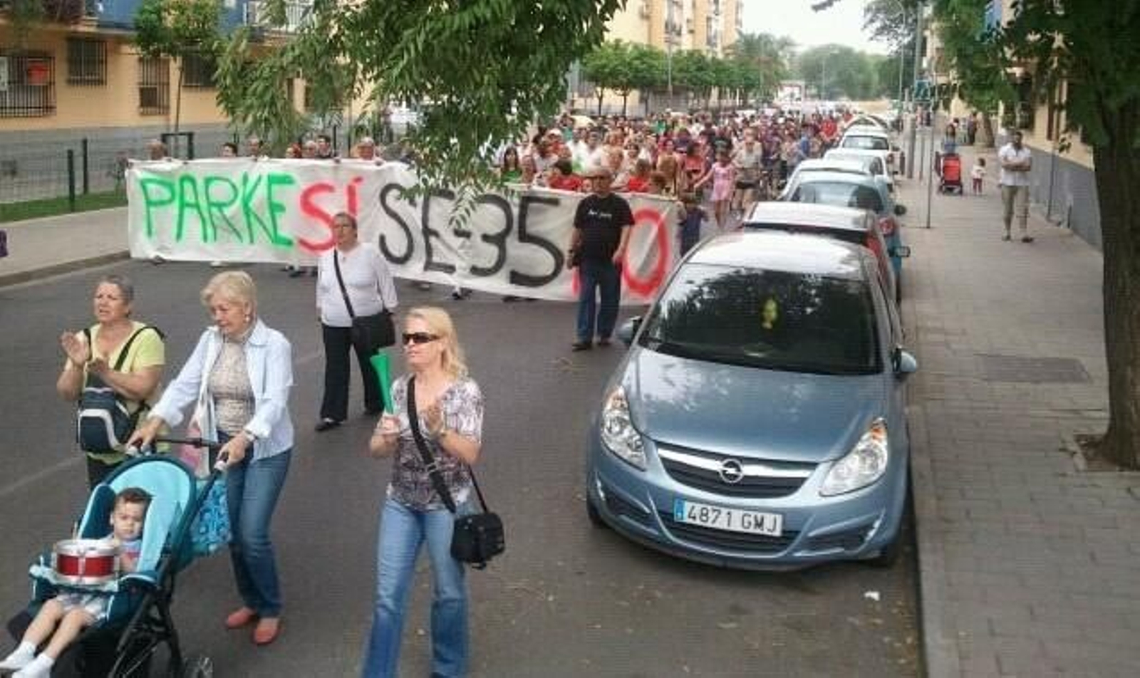 Una de las protestas vecinales que recorrieron el Parque Alcosa contra la SE-35. La imagen es de 2012.