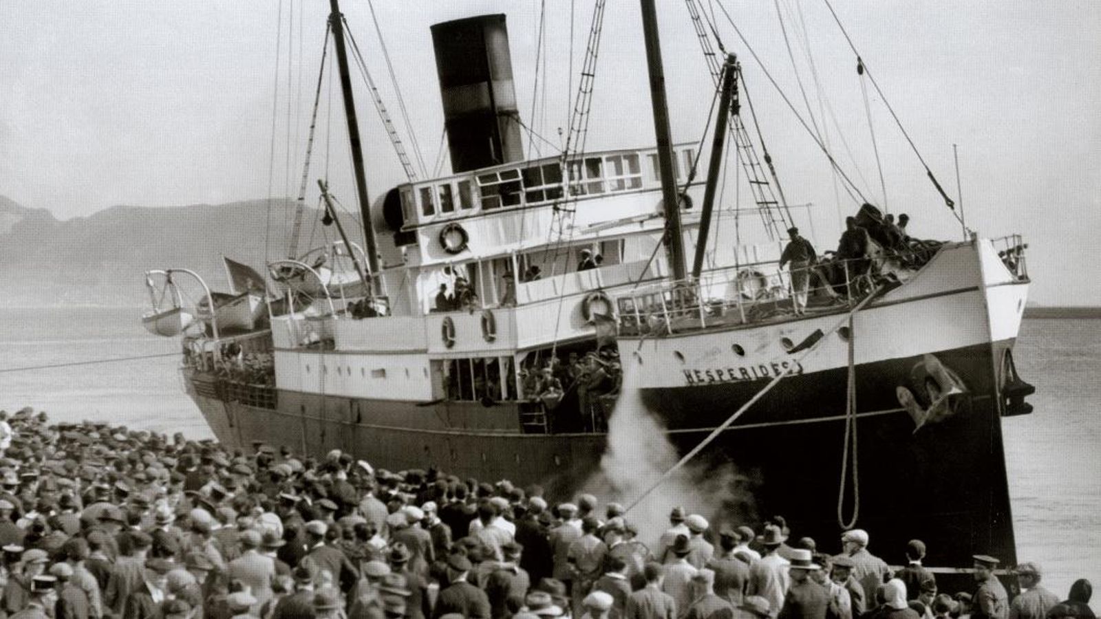 El 'Hespérides', de la Compañía Trasmediterránea, en maniobras de atraque en el muelle de la Galera para embarcar pasajeros. Año 1924. El 'Hespérides', de la Compañía Trasmediterránea, en maniobras de atraque en el muelle de la Galera para embarcar pasajeros. Año 1924.
