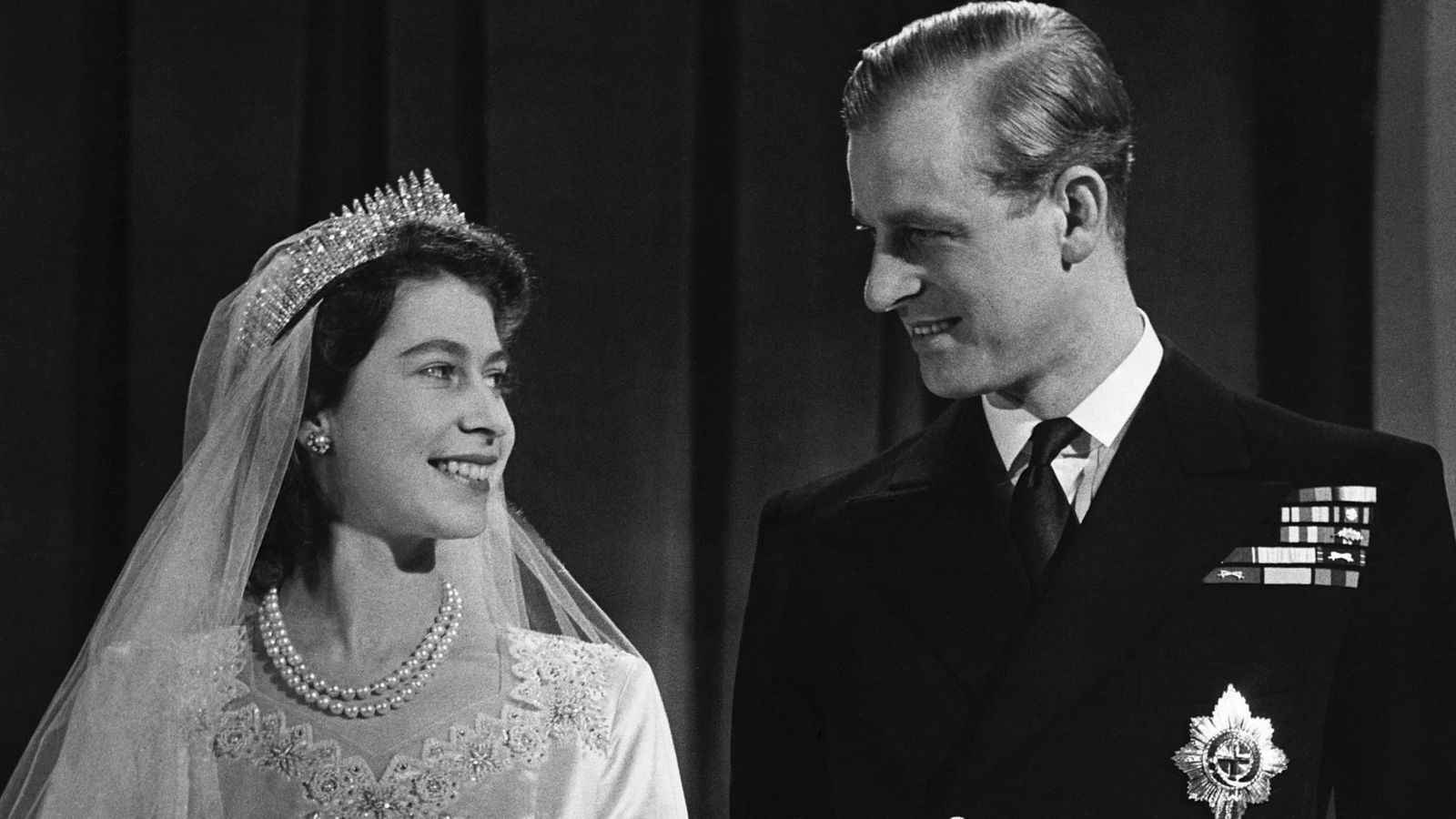 Isabel II y Felipe de Edimburgo se miran enamorados en su boda.