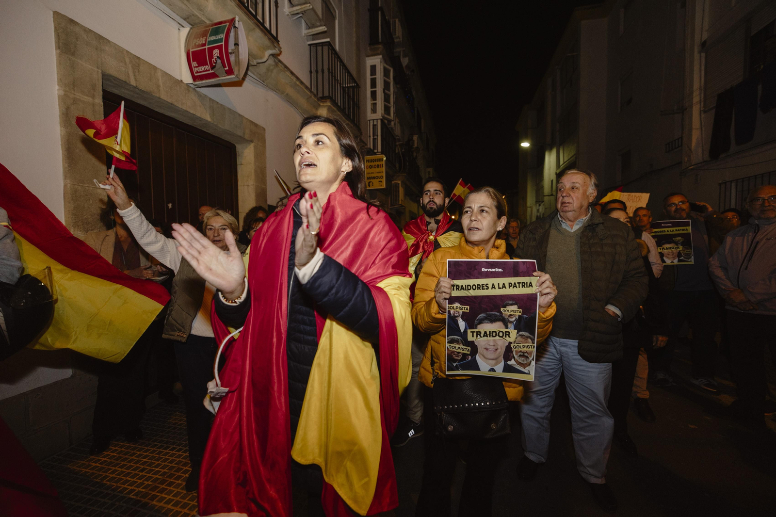 Concentración  contra la amnistía ante la sede del PSOE en El Puerto de Santa María.