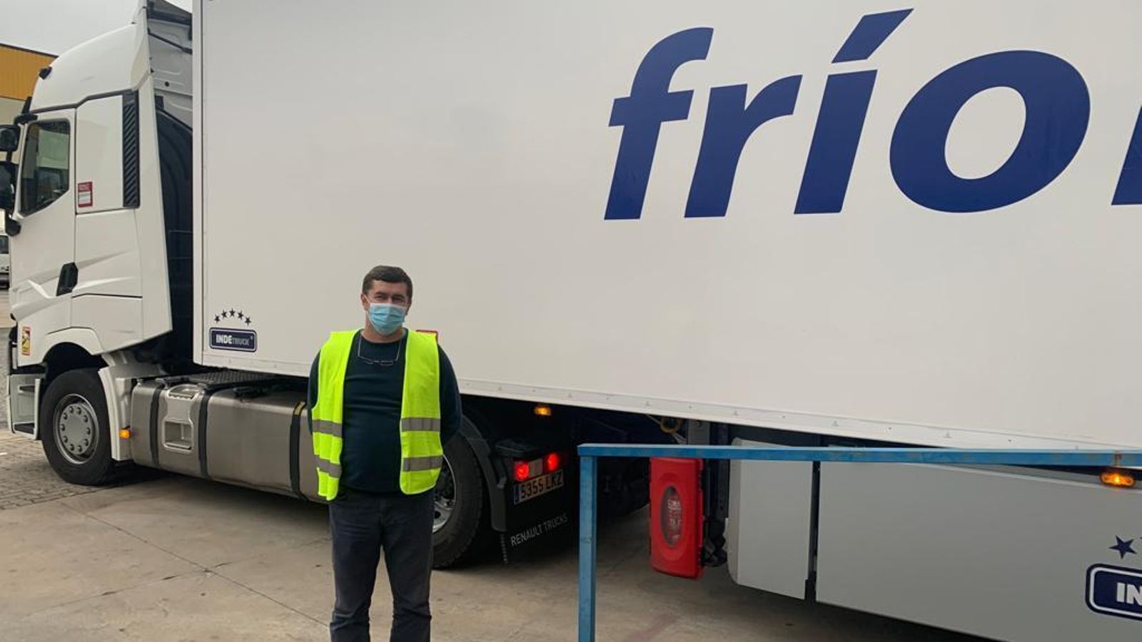 Marin Sopterean junto a un tráiler.