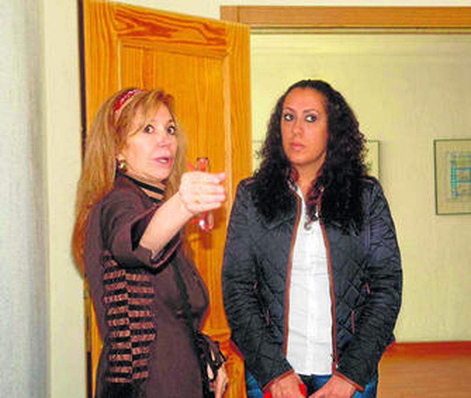 Imagen de la viuda de Juan Luis Galiardo visitando la ciudad sanroqueña, ayer.