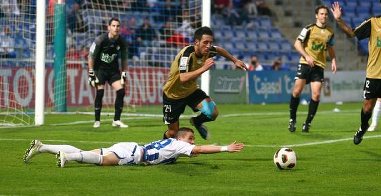 Aarón cae en el área rival. / Alberto Rodríguez