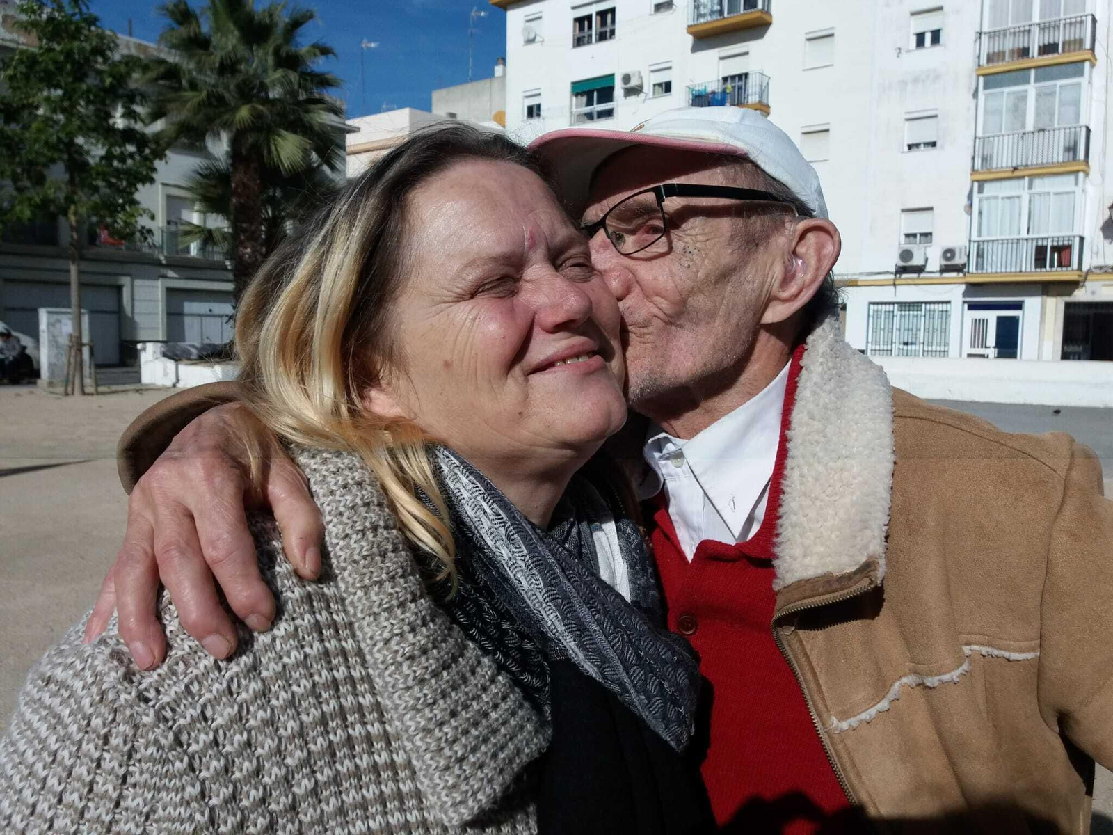 Ana Jiménez recibe un beso de su padre.