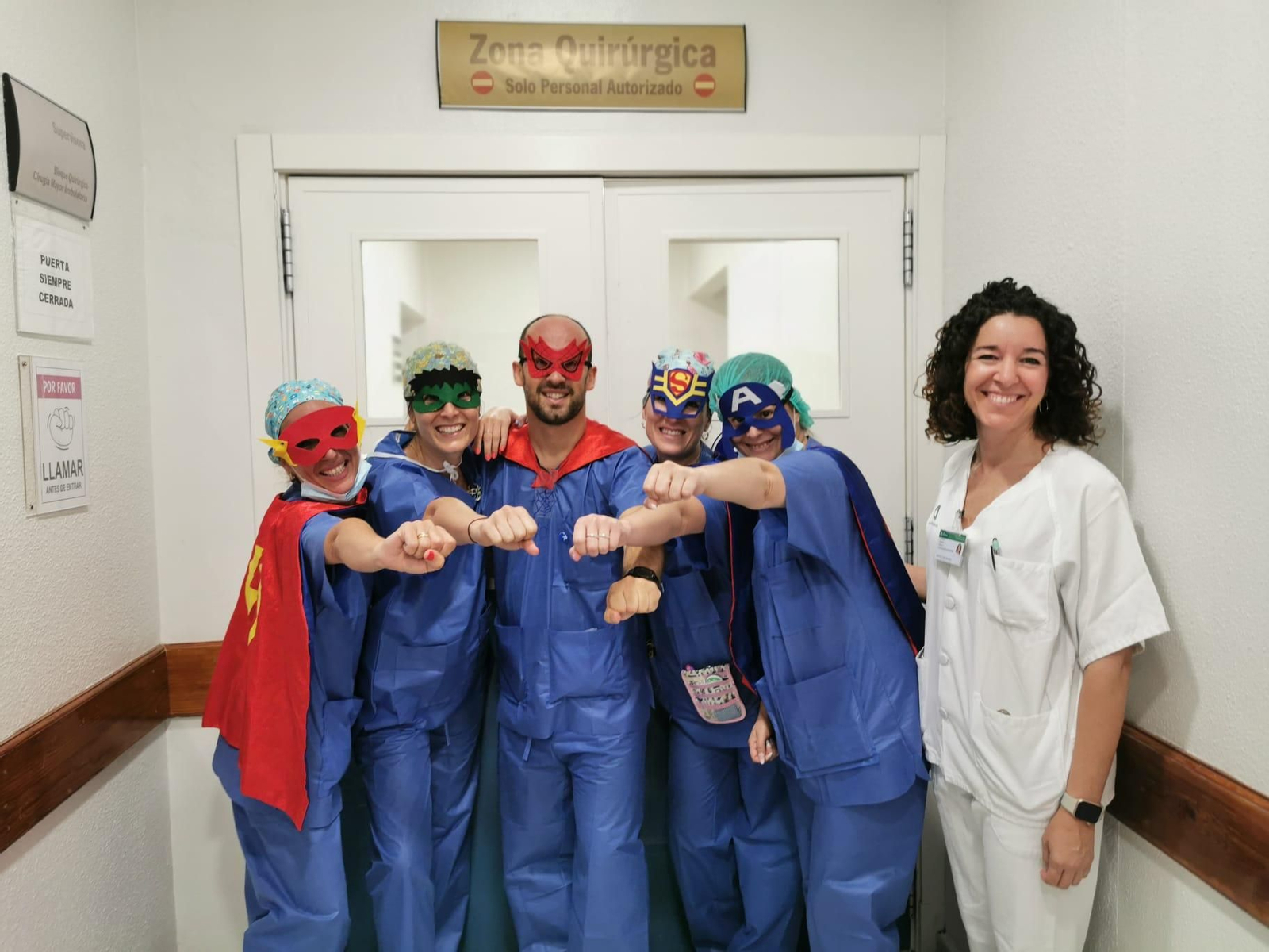 Profesionales ataviados como superhéroes: enfermeros, TCAE, anestesista y celadora junto a Patricia Barrera, la supervisora de Cuidados de la CMA del Hospital El Tomillar.
