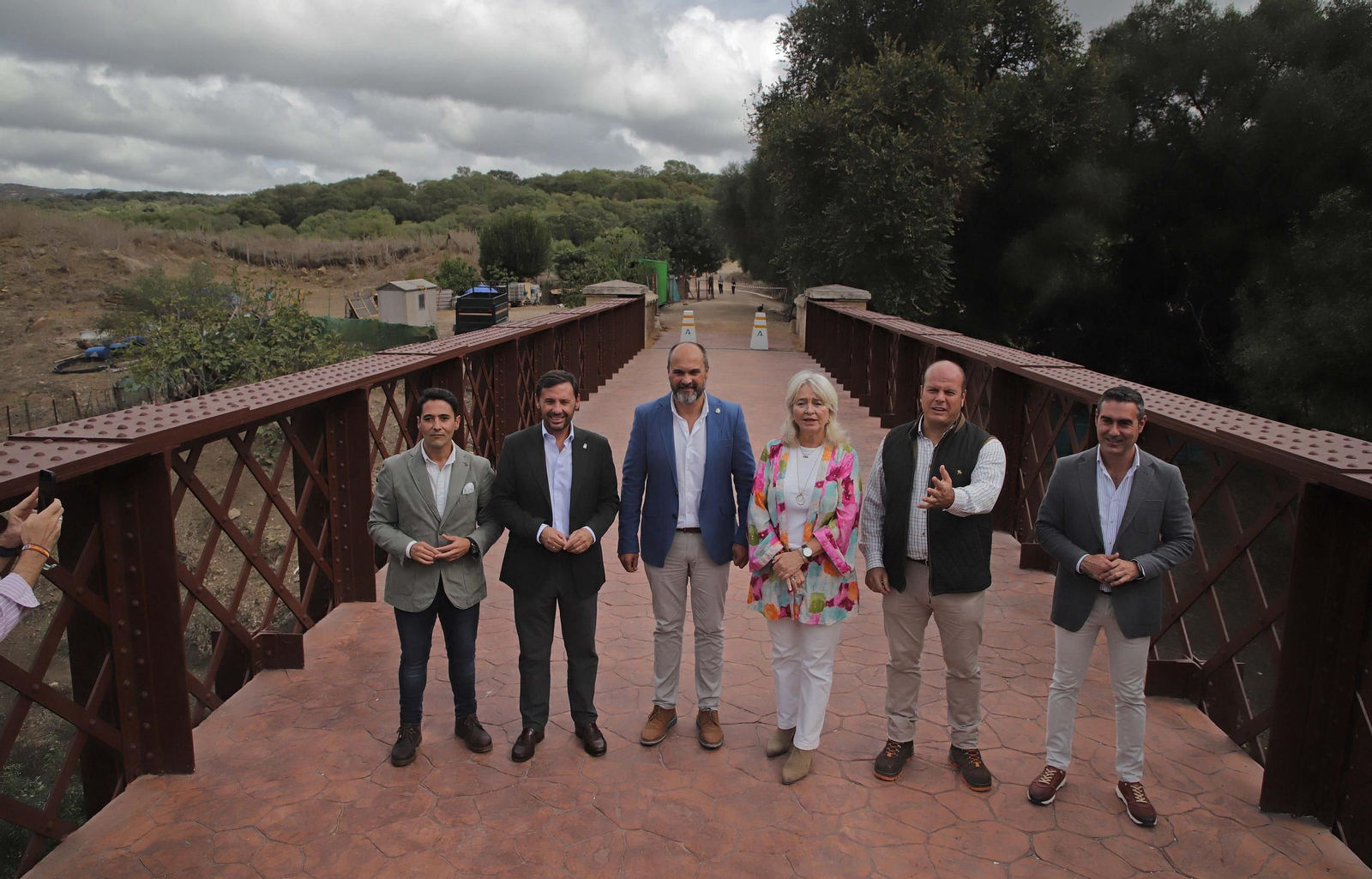 Fotos de la visita del Puente de Hierro del río Palmones tras la finalización de las obras de rehabilitación realizadas por la Junta de Andalucía en Los Barrios
