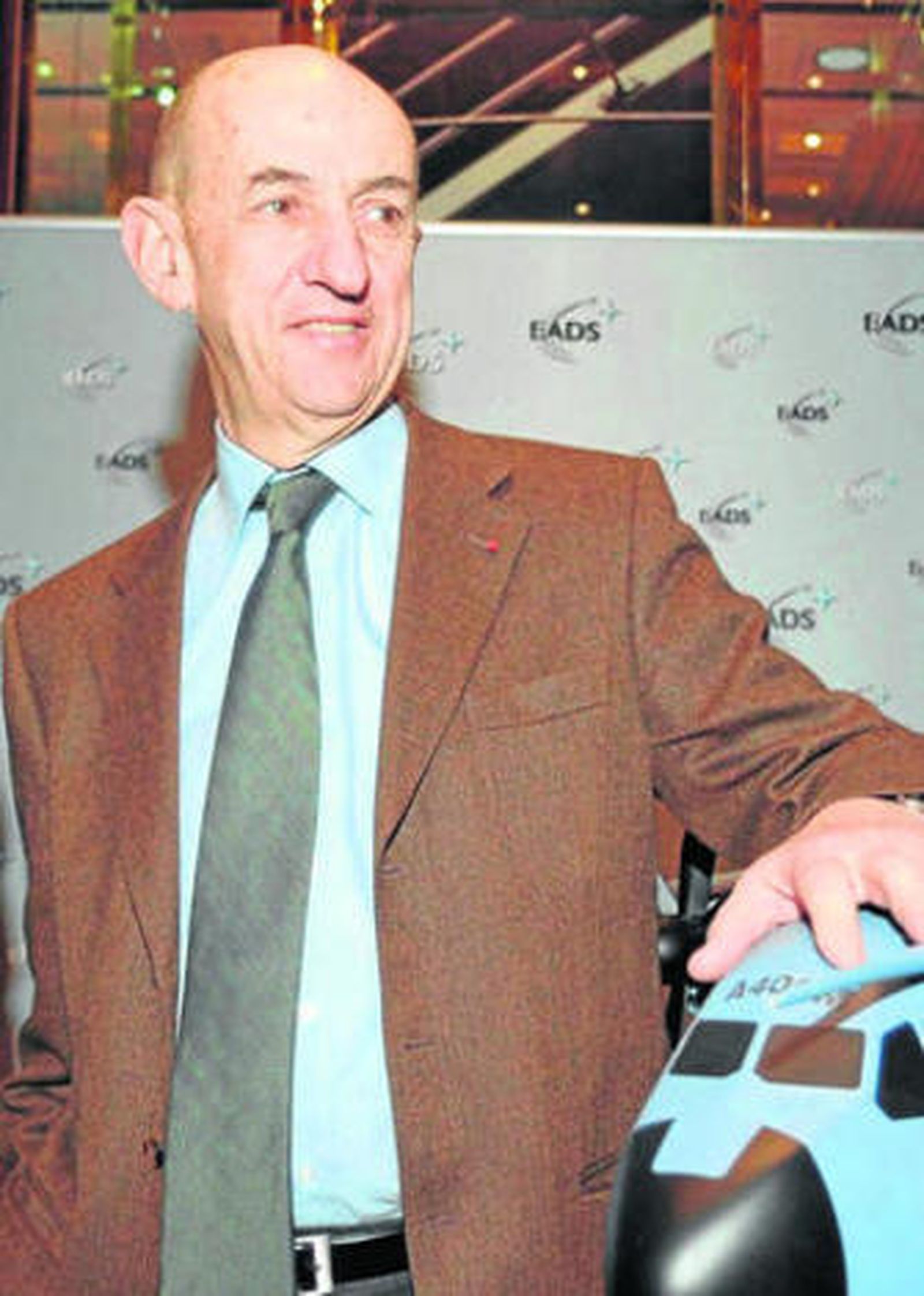 Louis Gallois posa ante una maqueta del A400M.