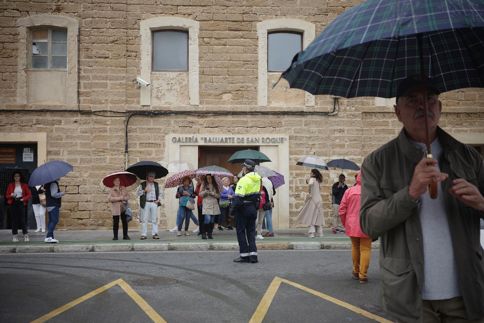 La salida de la hermandad del Rocío de Cádiz, en imágenes