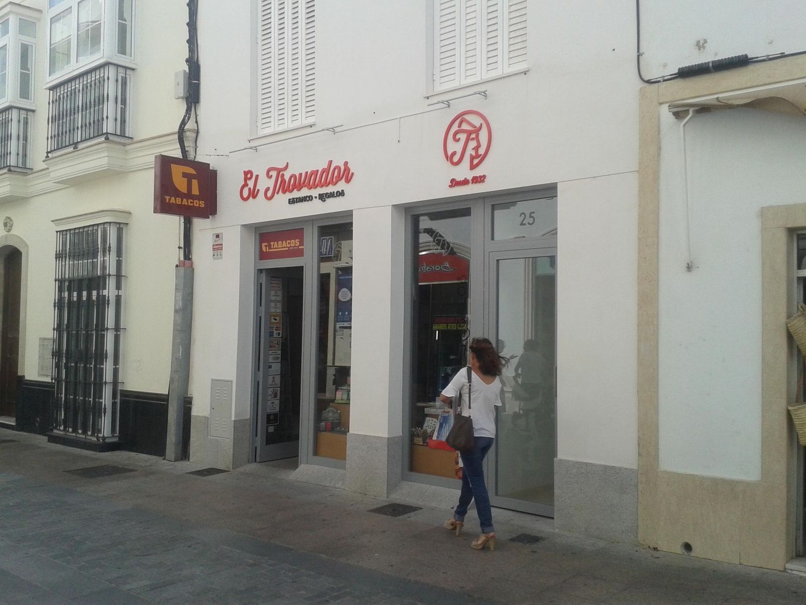 Vista del exterior del negocio ubicado en la céntrica calle La Vega.