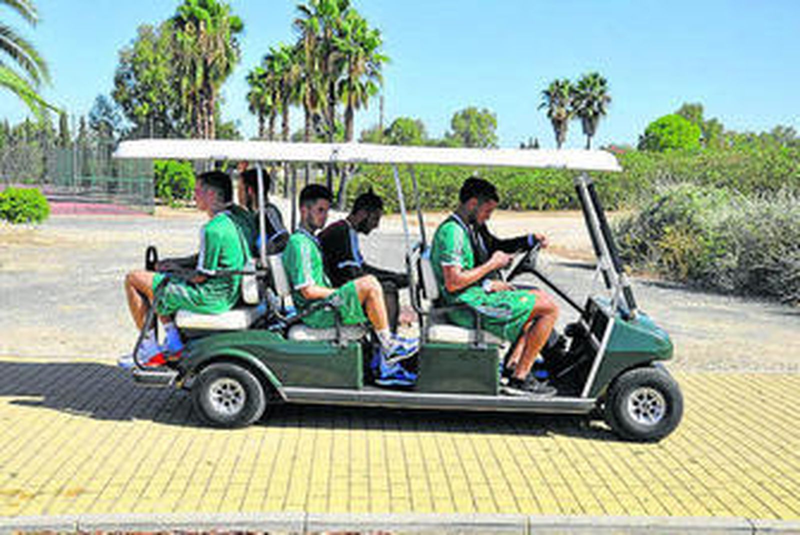 Los jugadores del Betis, en un carrito de golf tras el entrenamiento.