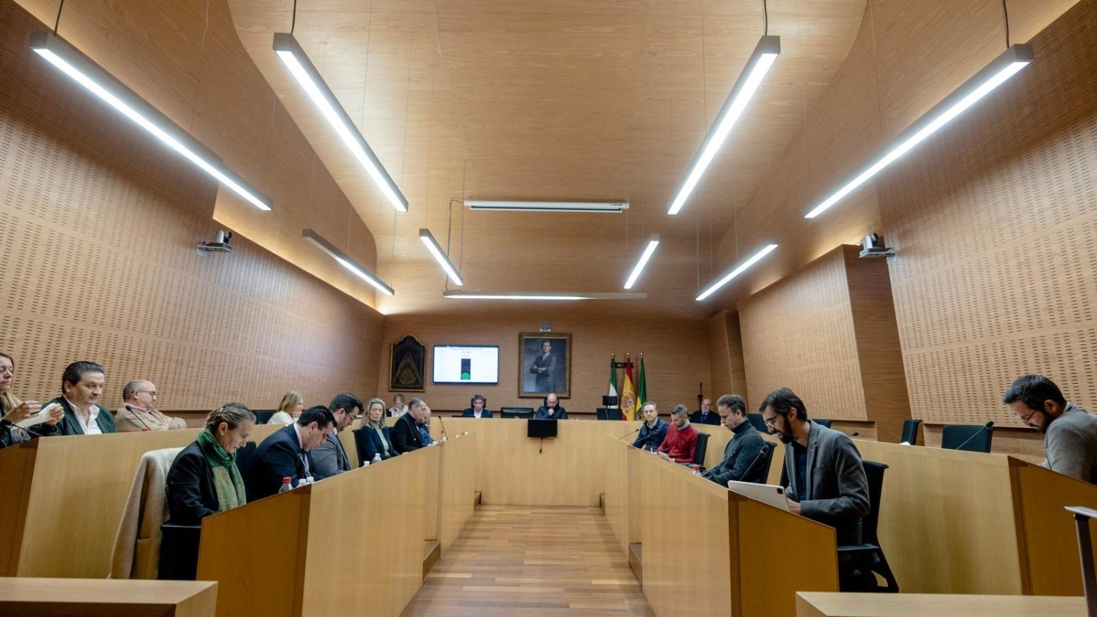 El pleno tuvo numerosas ausencias debido a la fecha de su celebración.