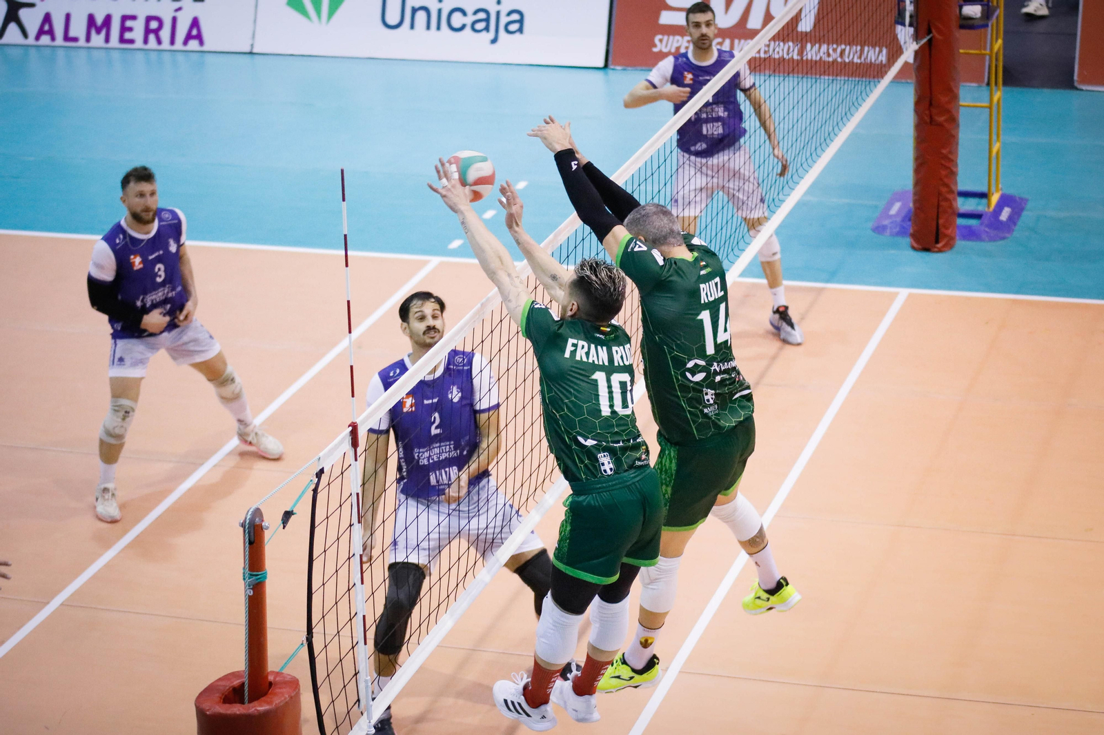 Imágenes del Unicaja Almería frente al conjunto valenciano de voleibol